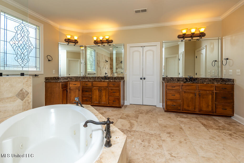 20 Surrey Loop Property Photo 23