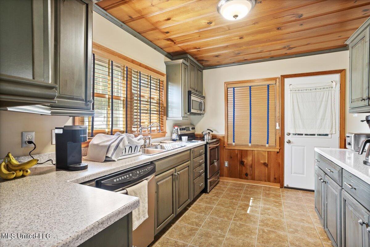 730 Dunbar Avenue Property Photo 10