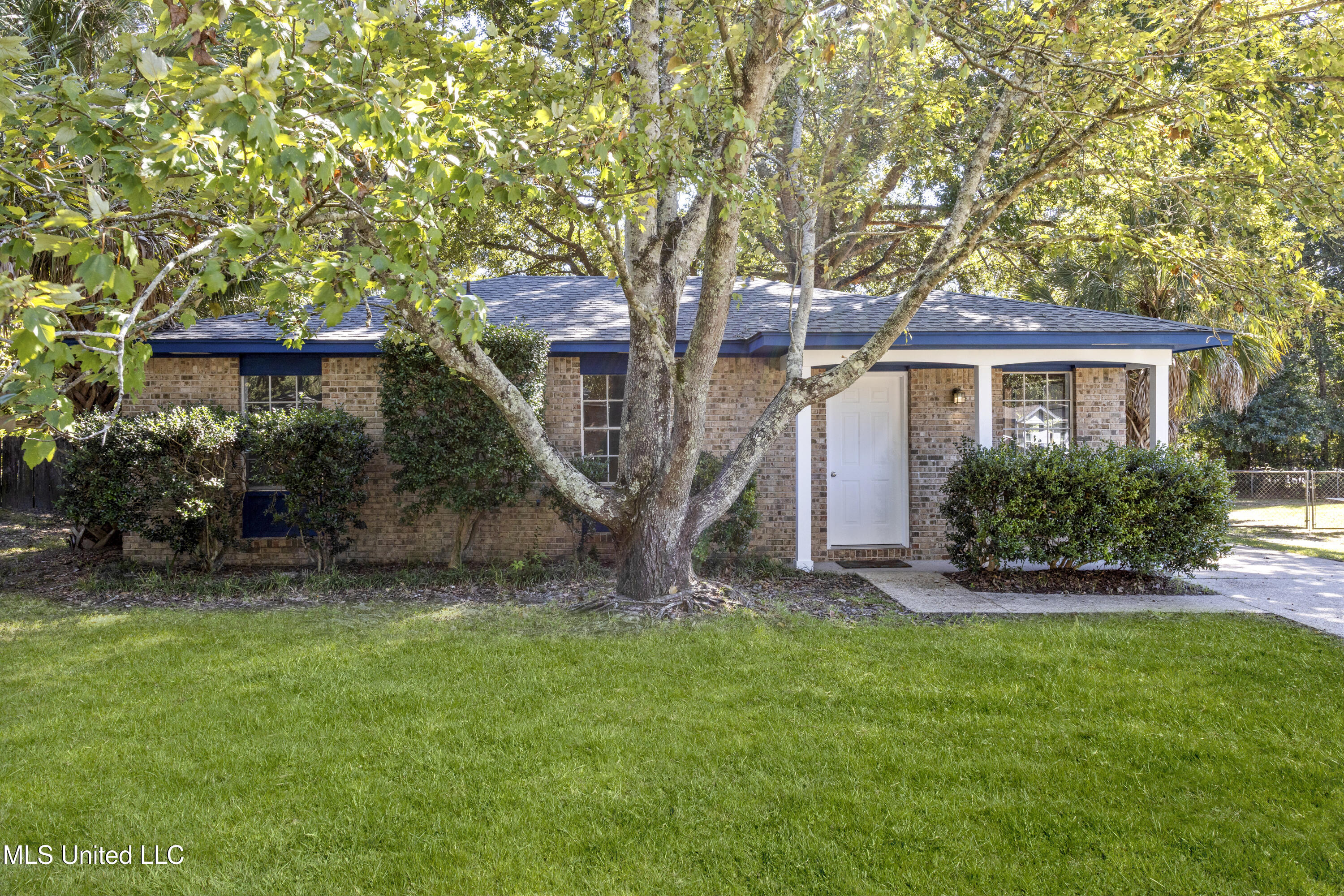 1637 Victoria Drive Property Photo 1