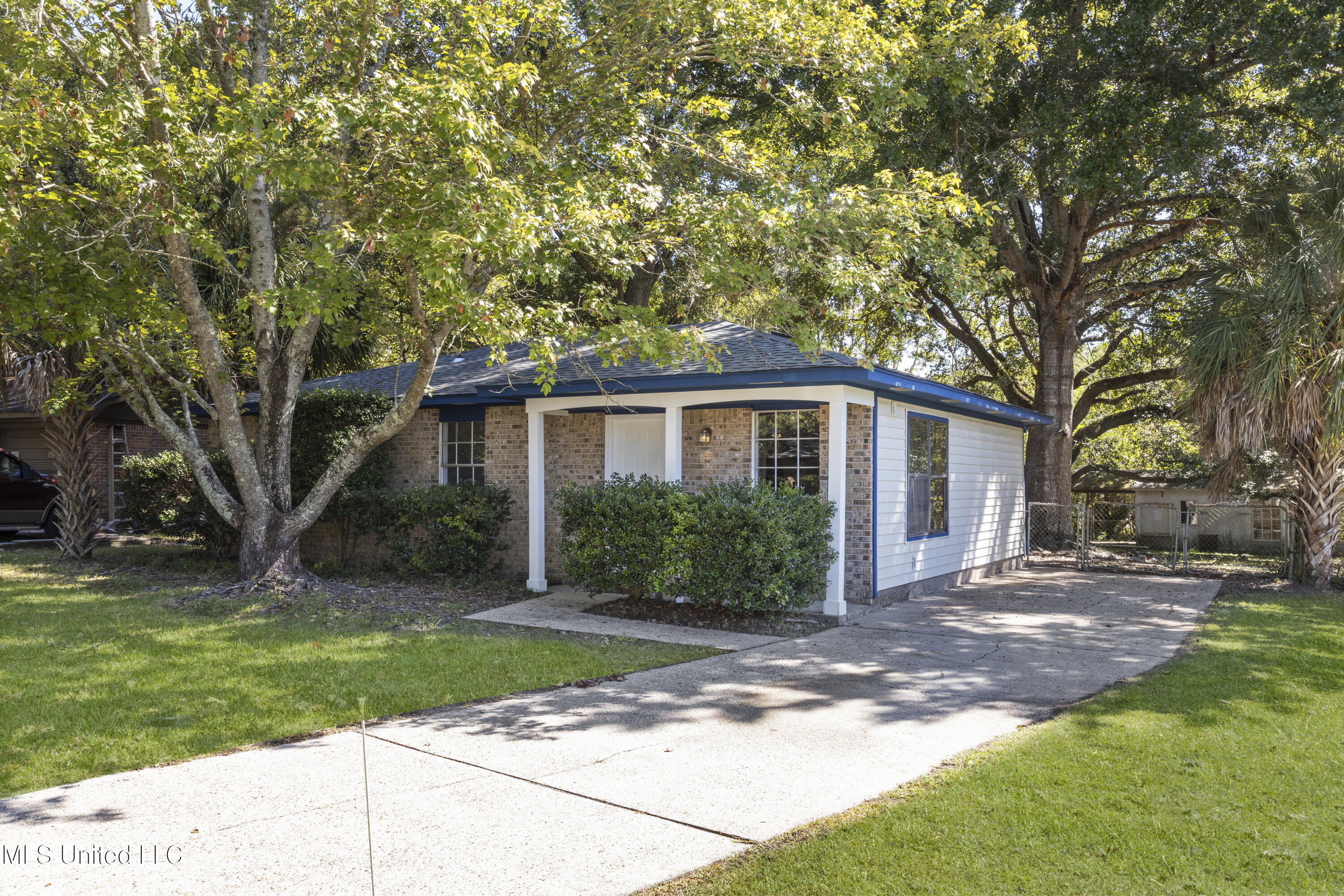 1637 Victoria Drive Property Photo 2