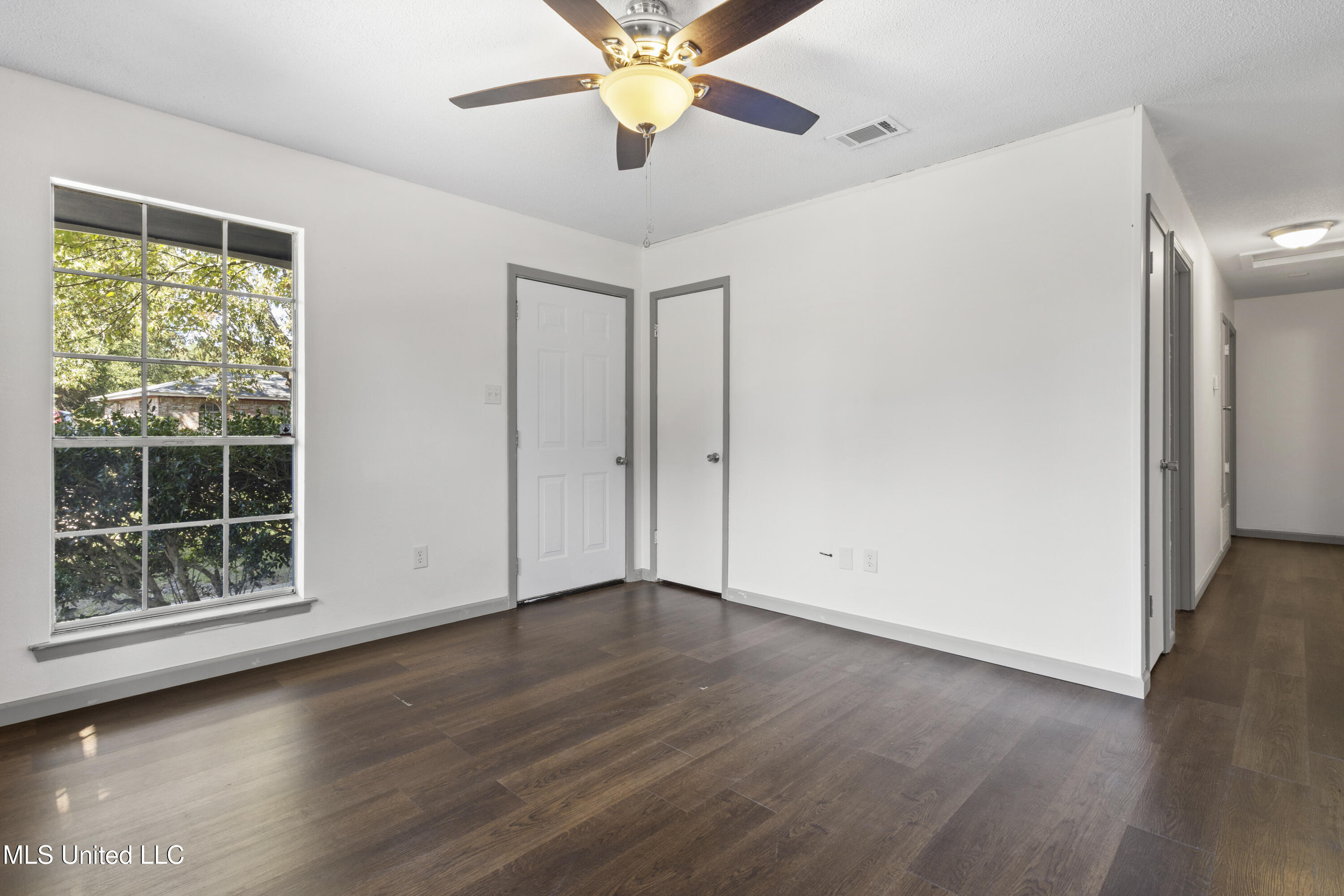 1637 Victoria Drive Property Photo 3