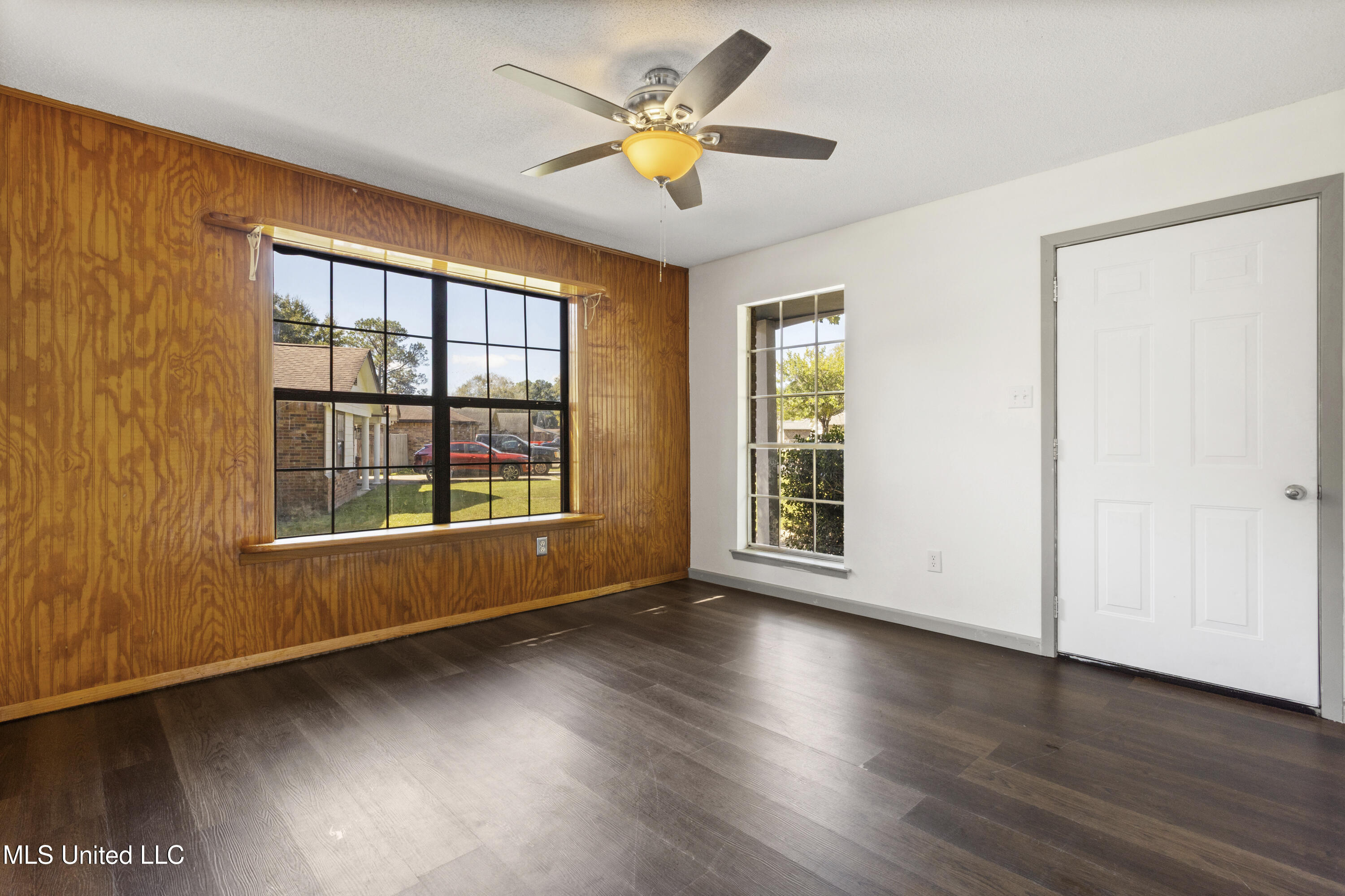 1637 Victoria Drive Property Photo 4