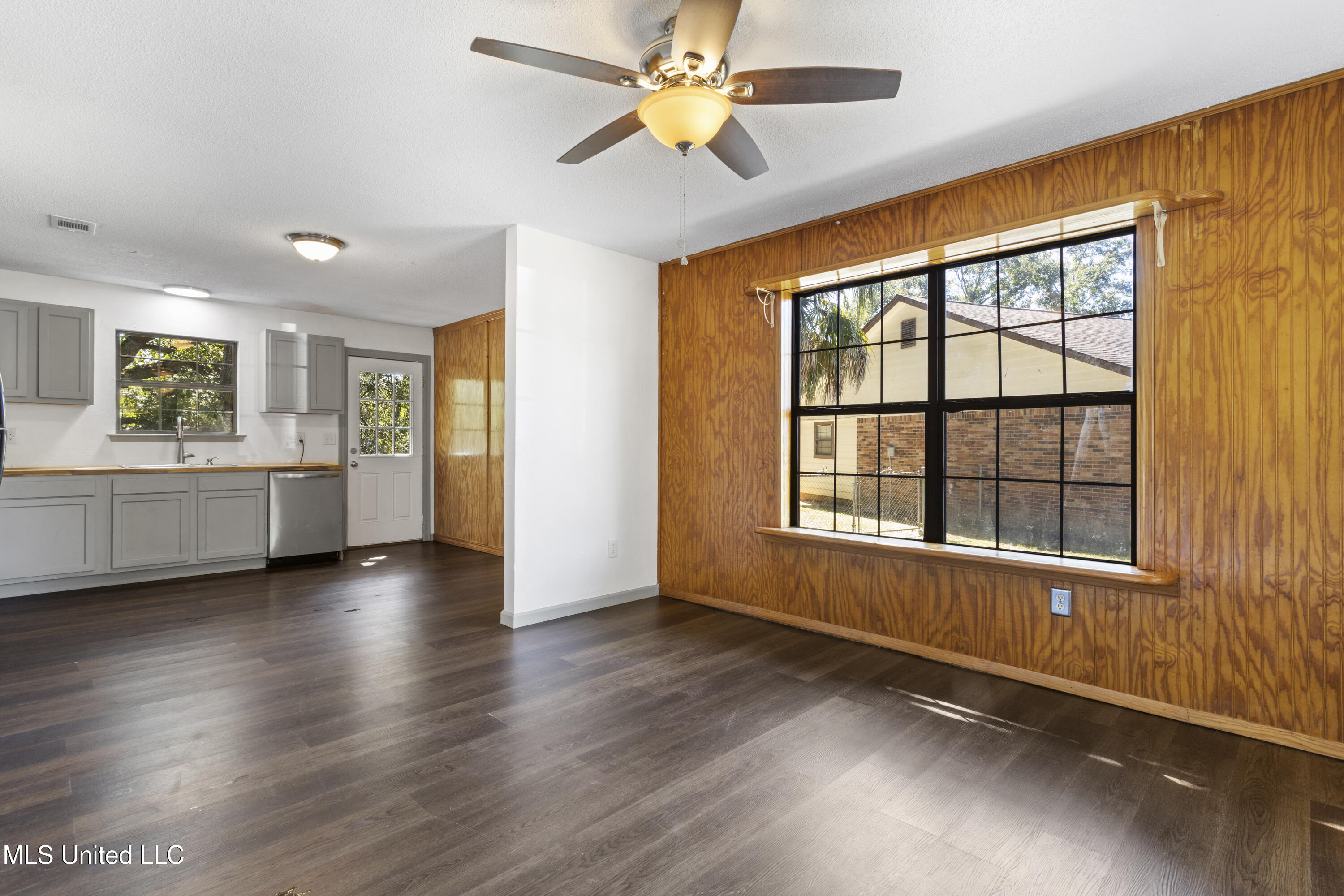 1637 Victoria Drive Property Photo 5