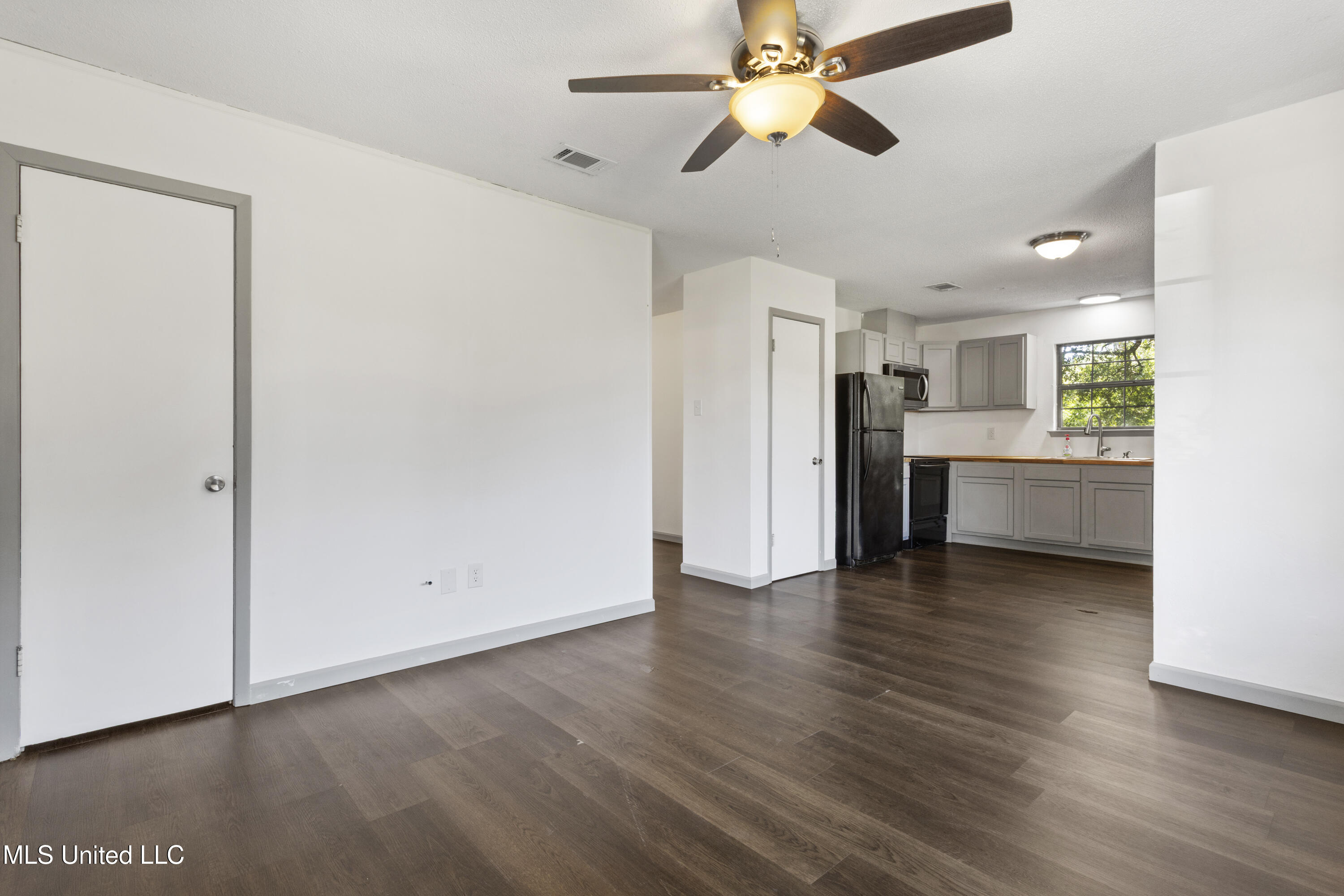 1637 Victoria Drive Property Photo 6