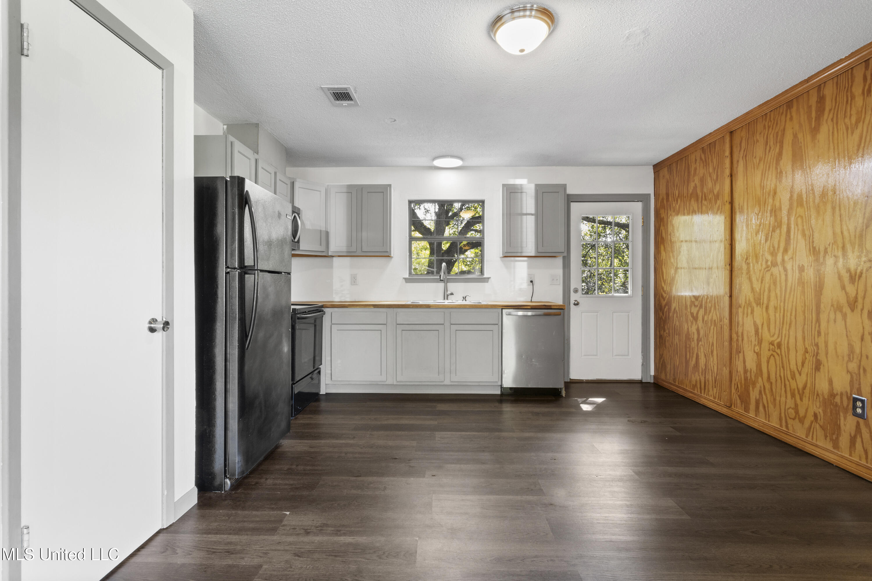 1637 Victoria Drive Property Photo 7