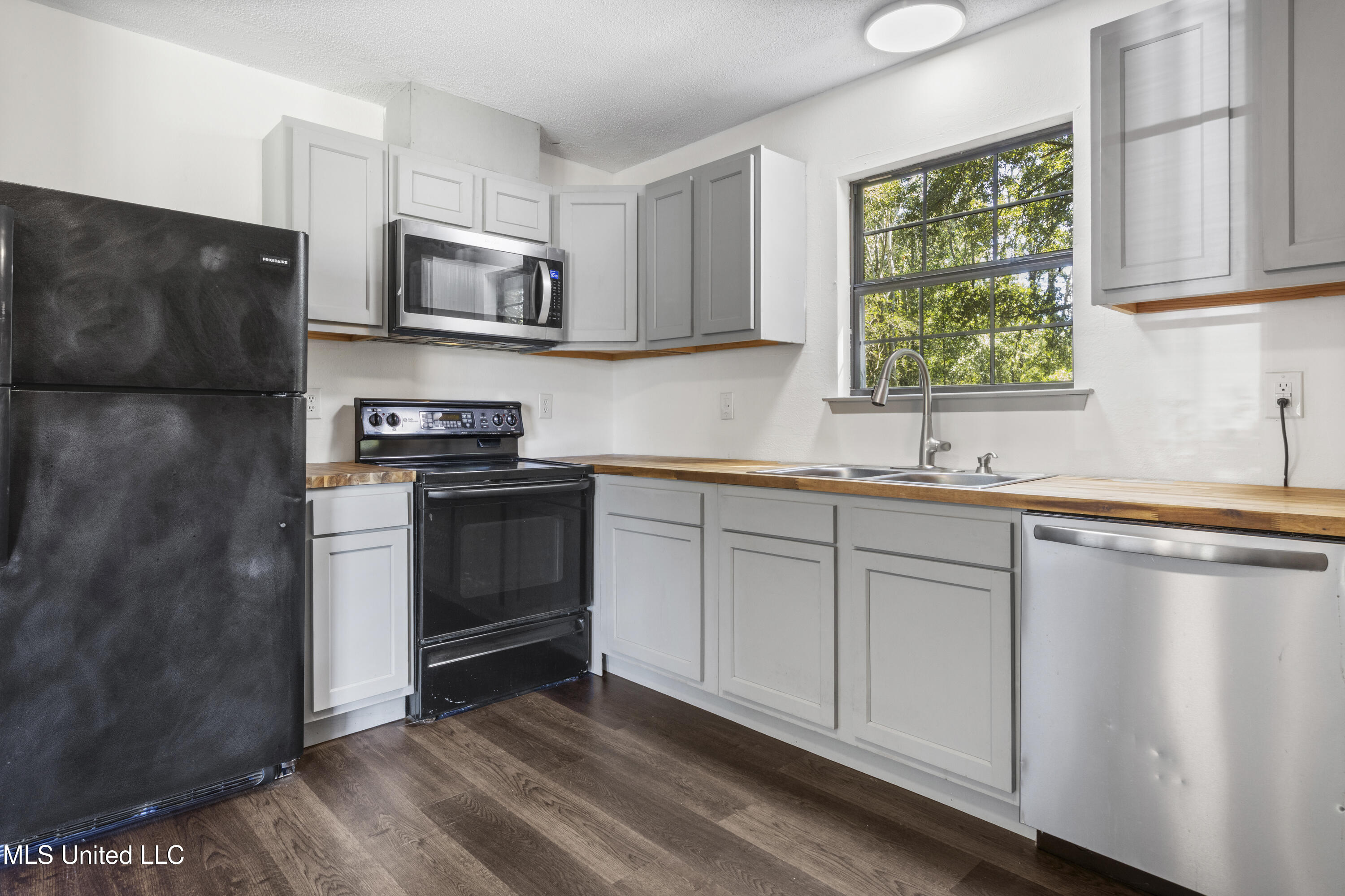 1637 Victoria Drive Property Photo 8