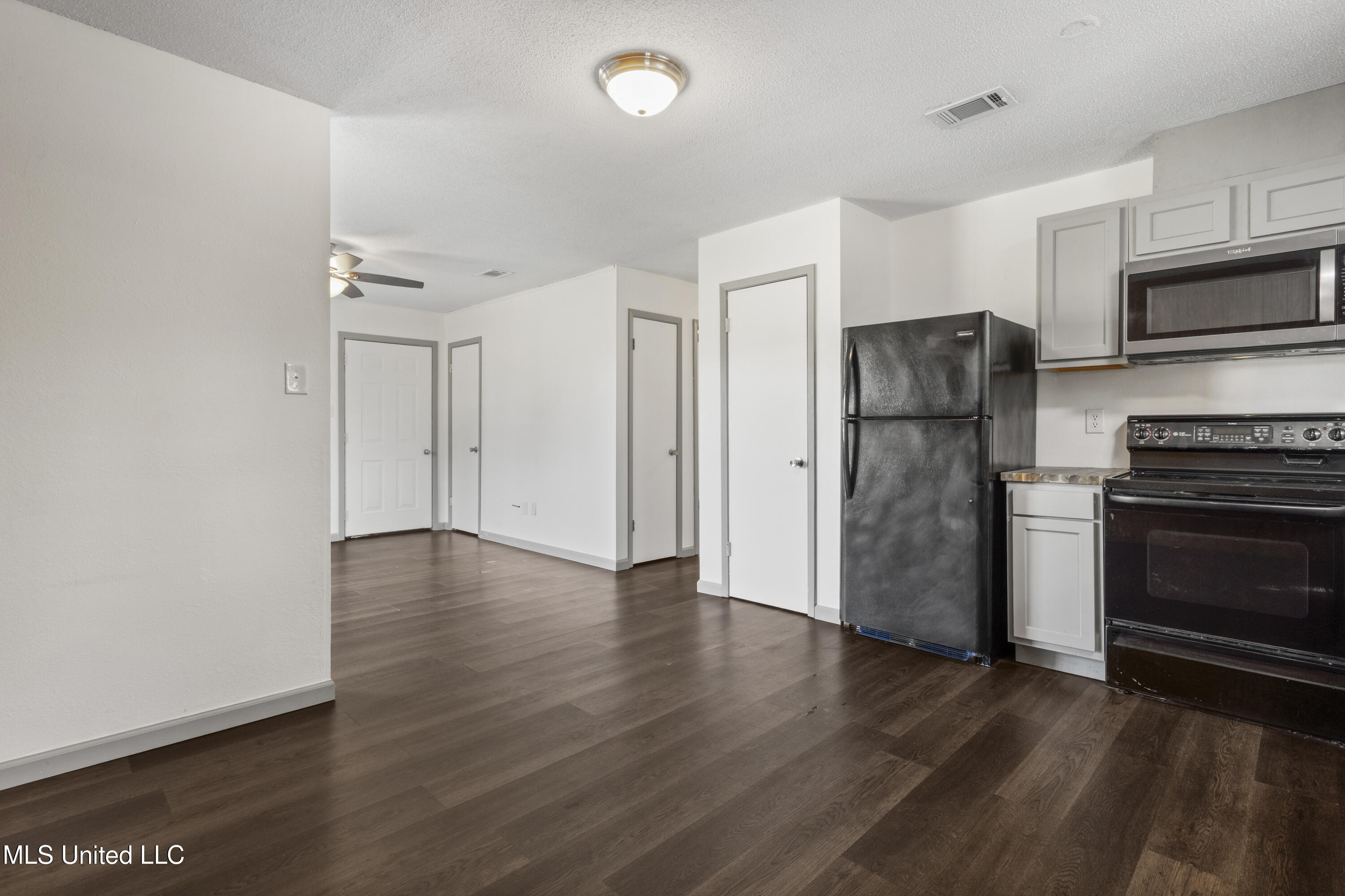 1637 Victoria Drive Property Photo 9