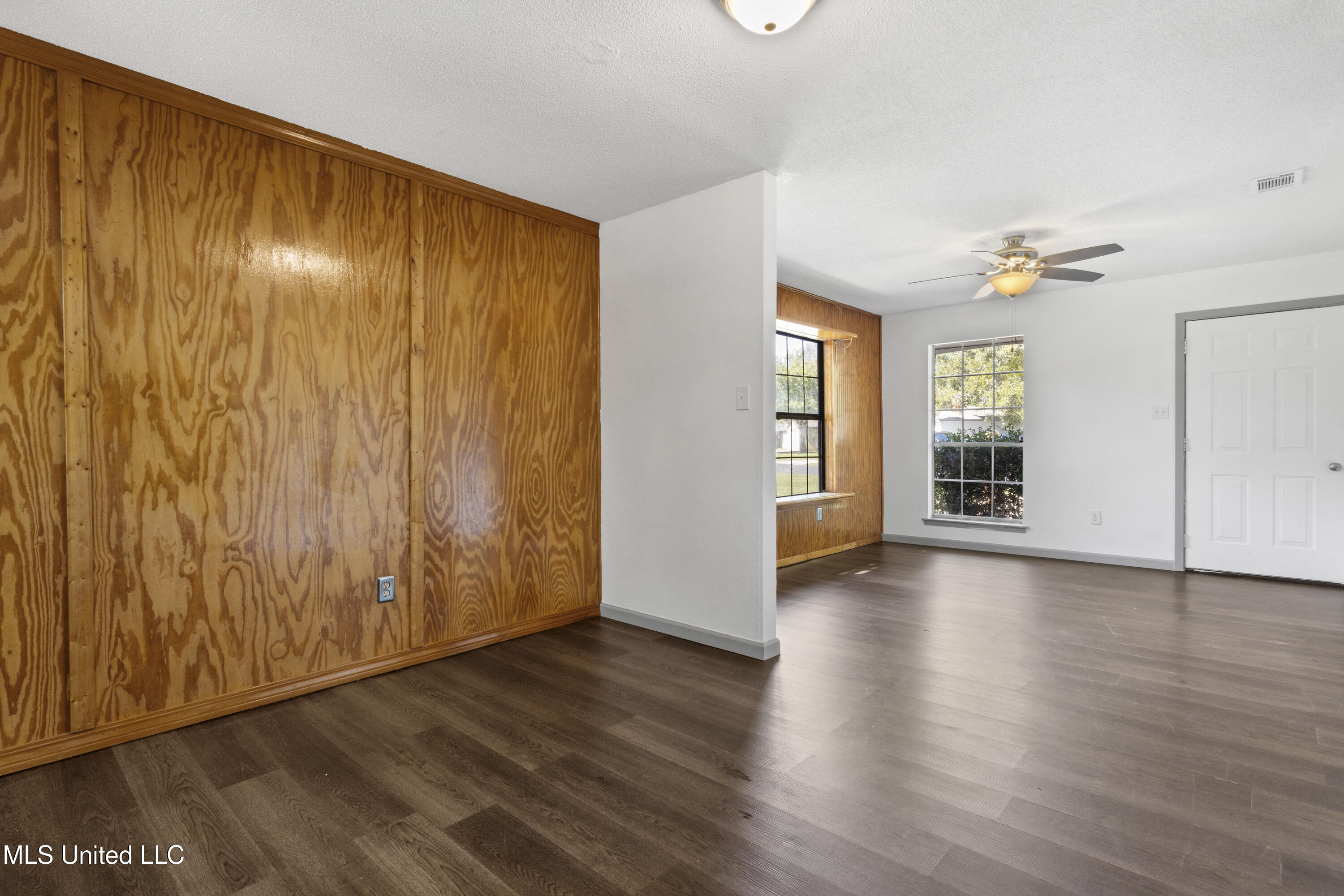 1637 Victoria Drive Property Photo 10