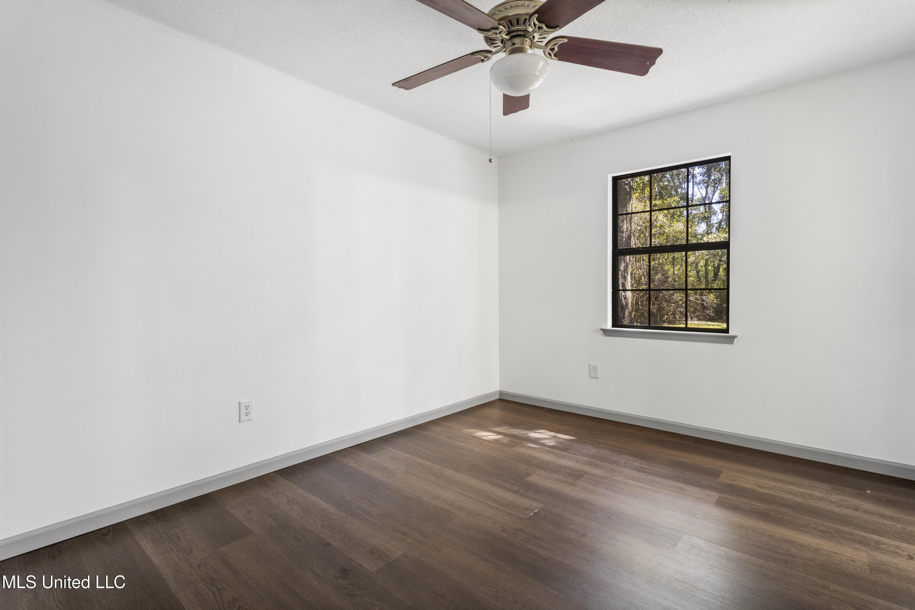 1637 Victoria Drive Property Photo 11