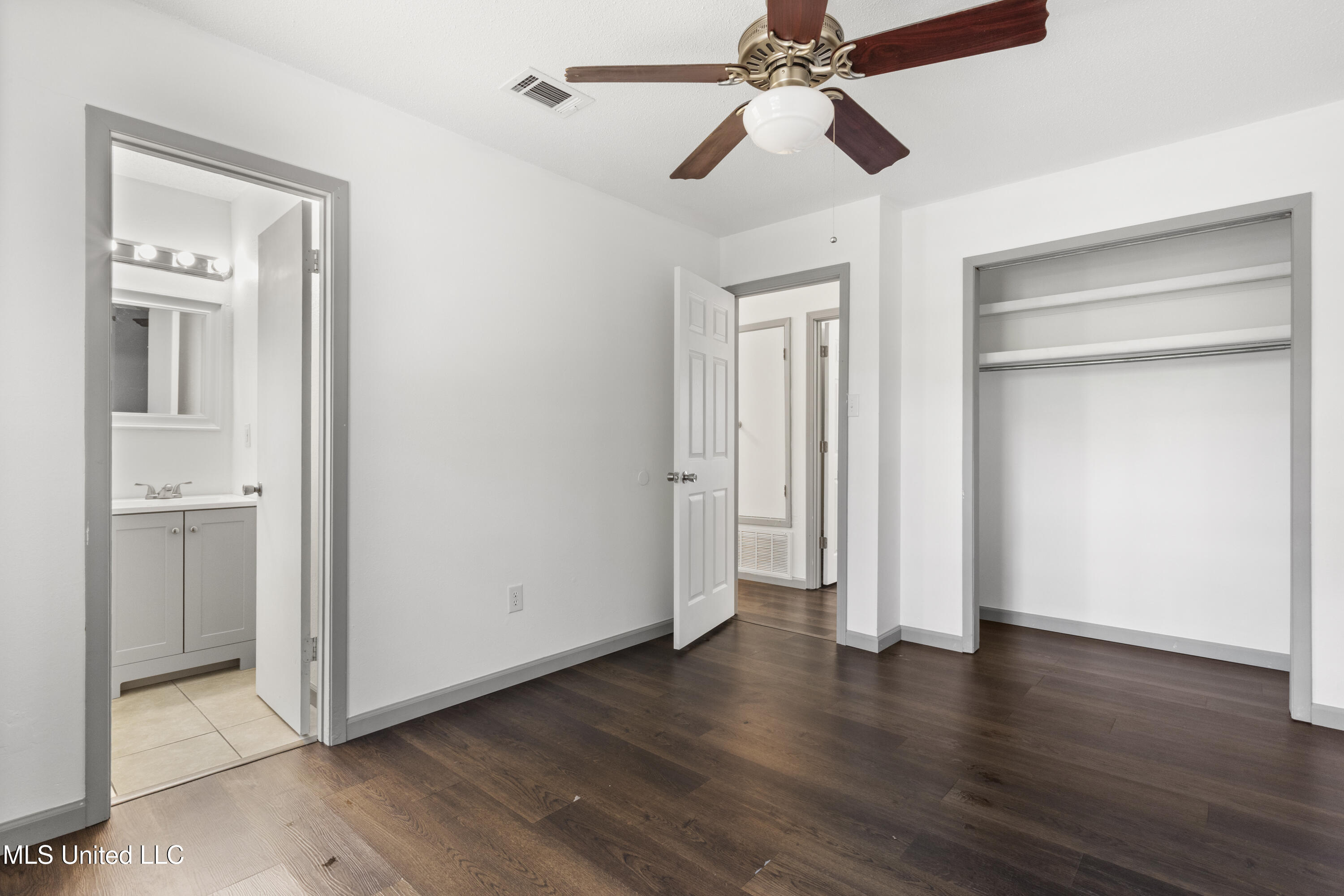 1637 Victoria Drive Property Photo 12