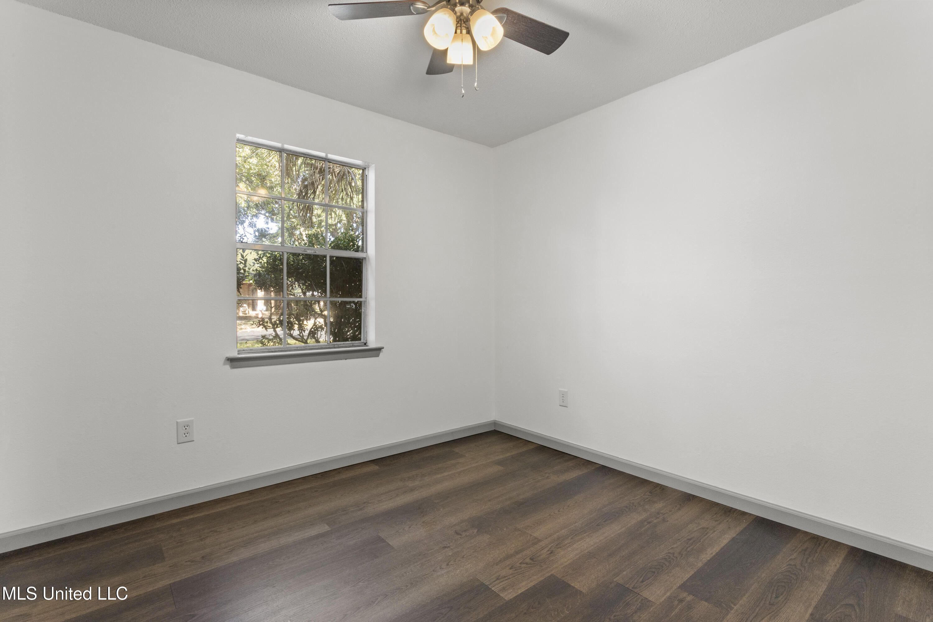 1637 Victoria Drive Property Photo 14