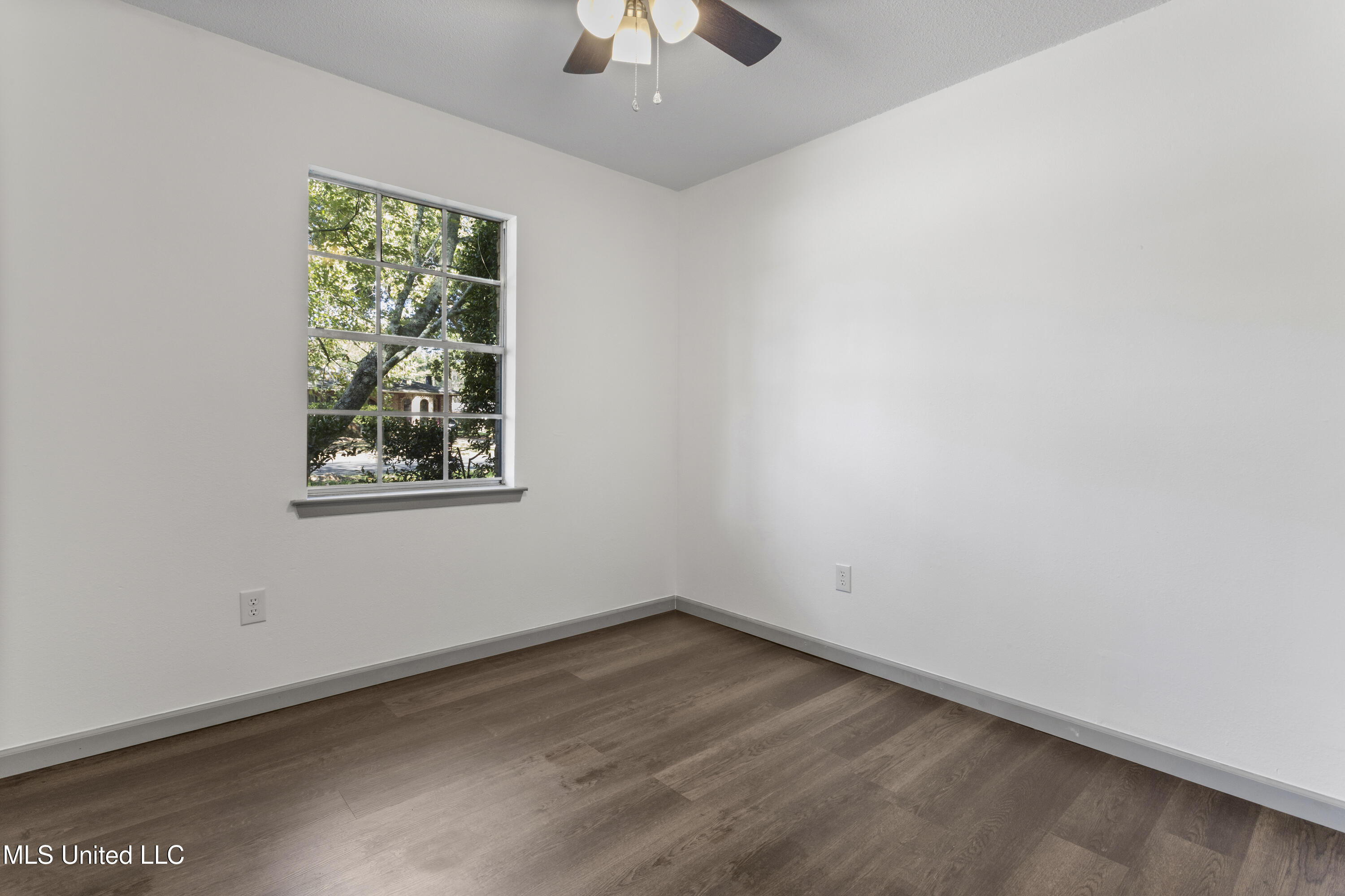 1637 Victoria Drive Property Photo 16