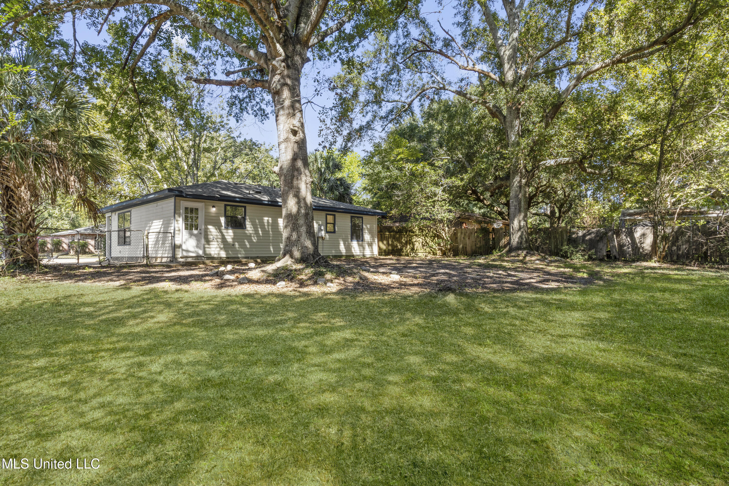 1637 Victoria Drive Property Photo 17