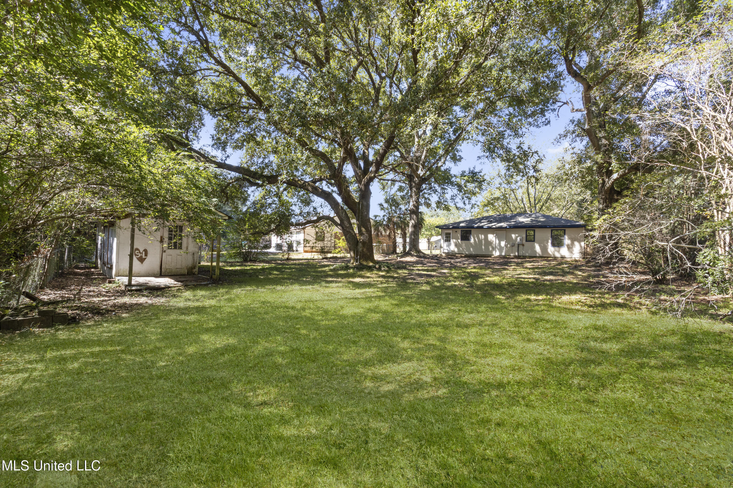 1637 Victoria Drive Property Photo 18