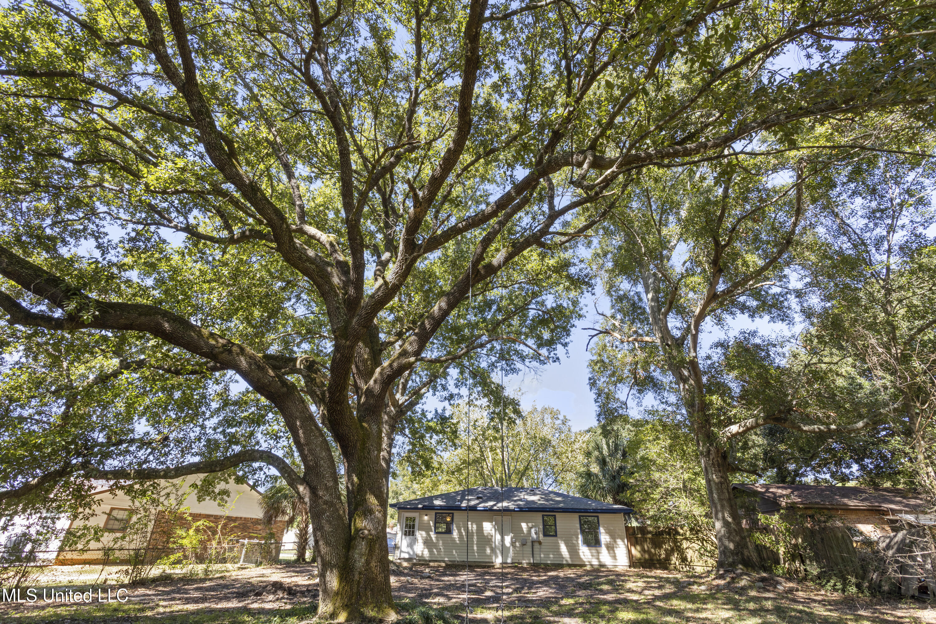 1637 Victoria Drive Property Photo 28