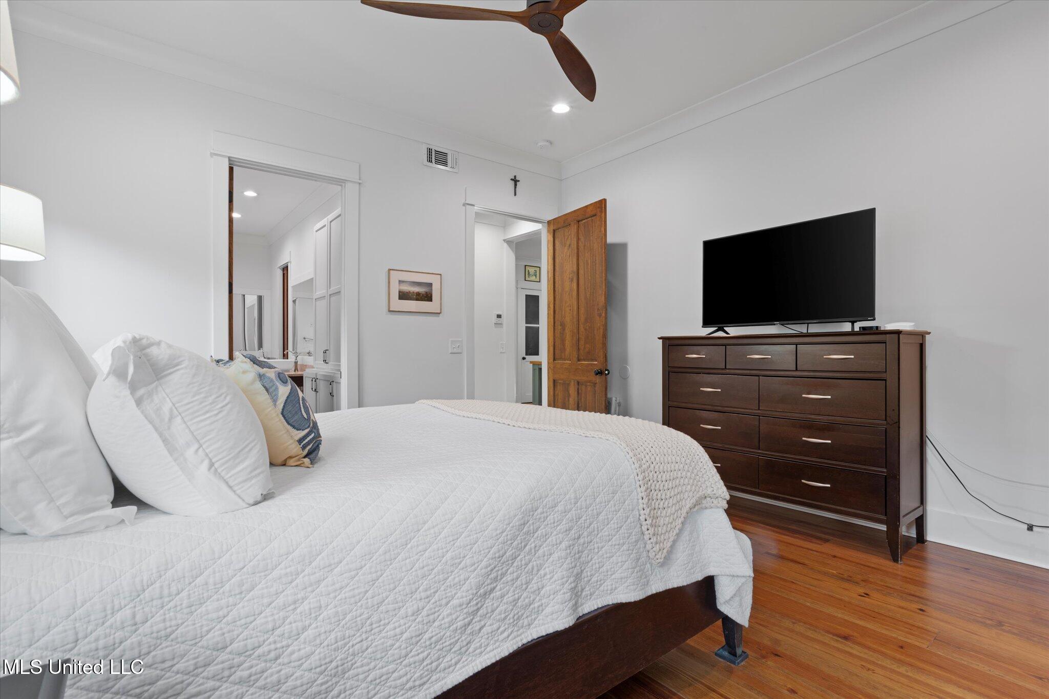 415 E Beach Drive Property Photo 37