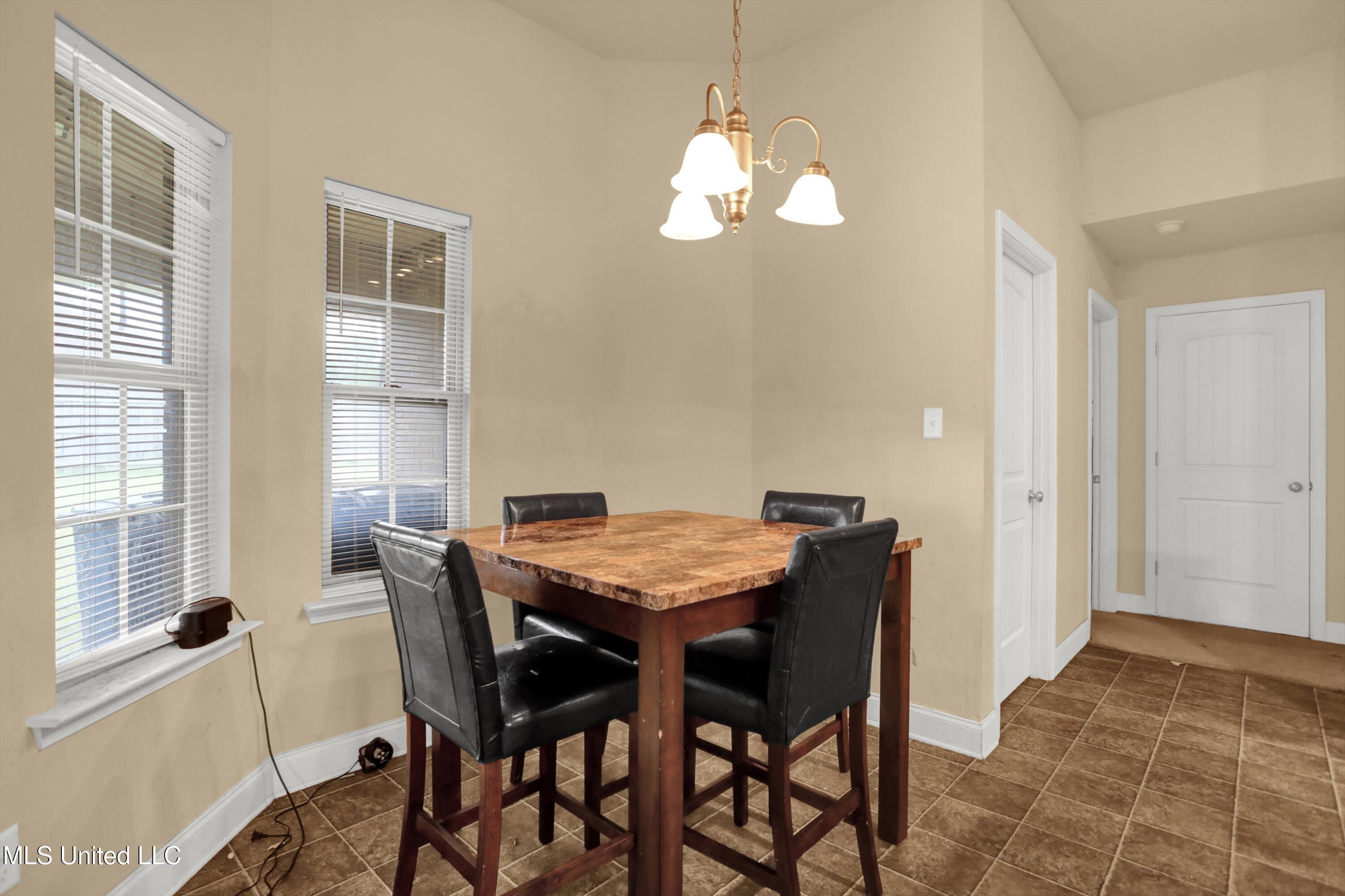 8699 N Courtly Circle Property Photo 6