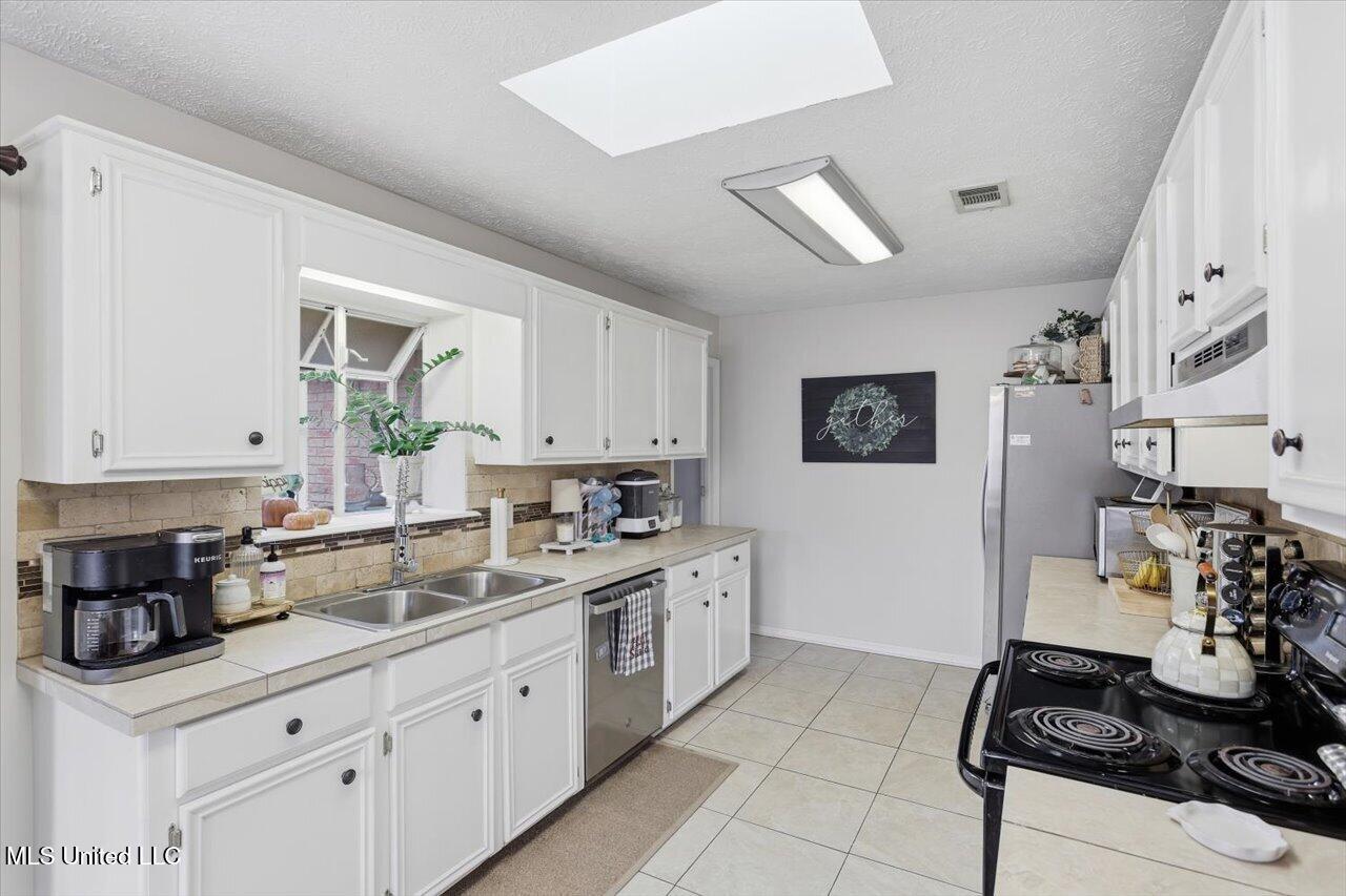 413 Olympic Drive Property Photo 9