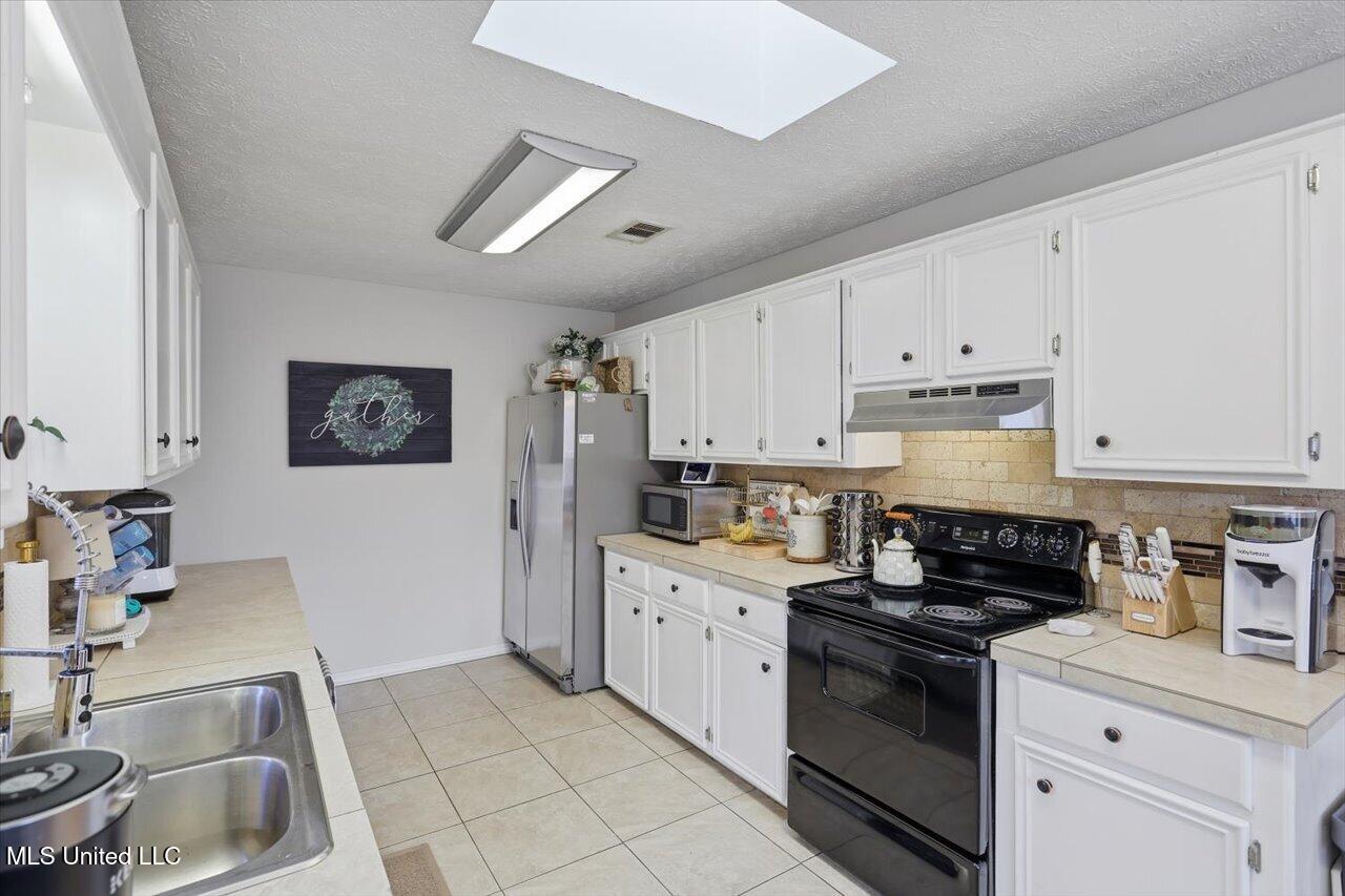 413 Olympic Drive Property Photo 10