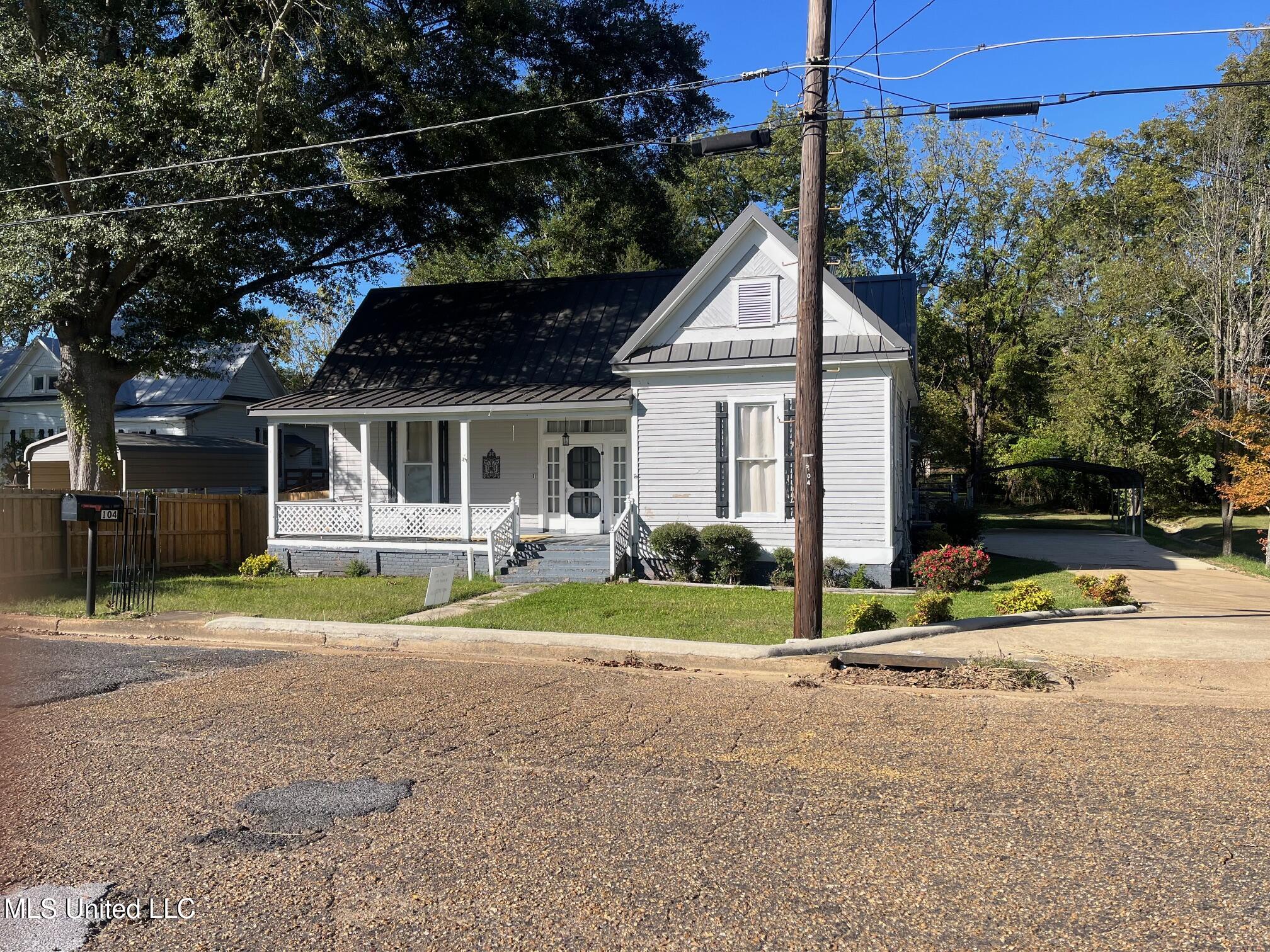 104 Hightower Street Property Photo 2