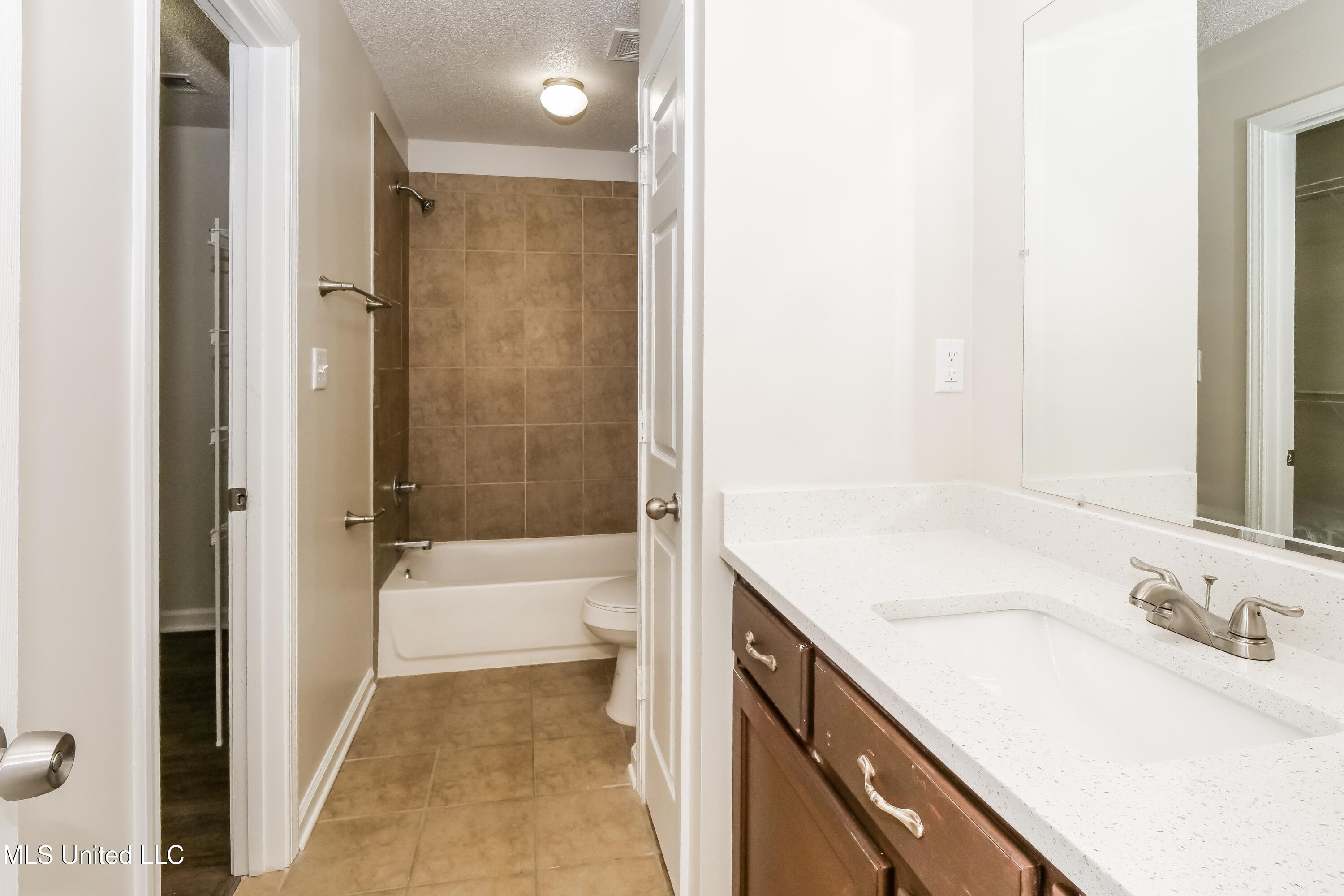 1764 Dorchester Drive Property Photo 9