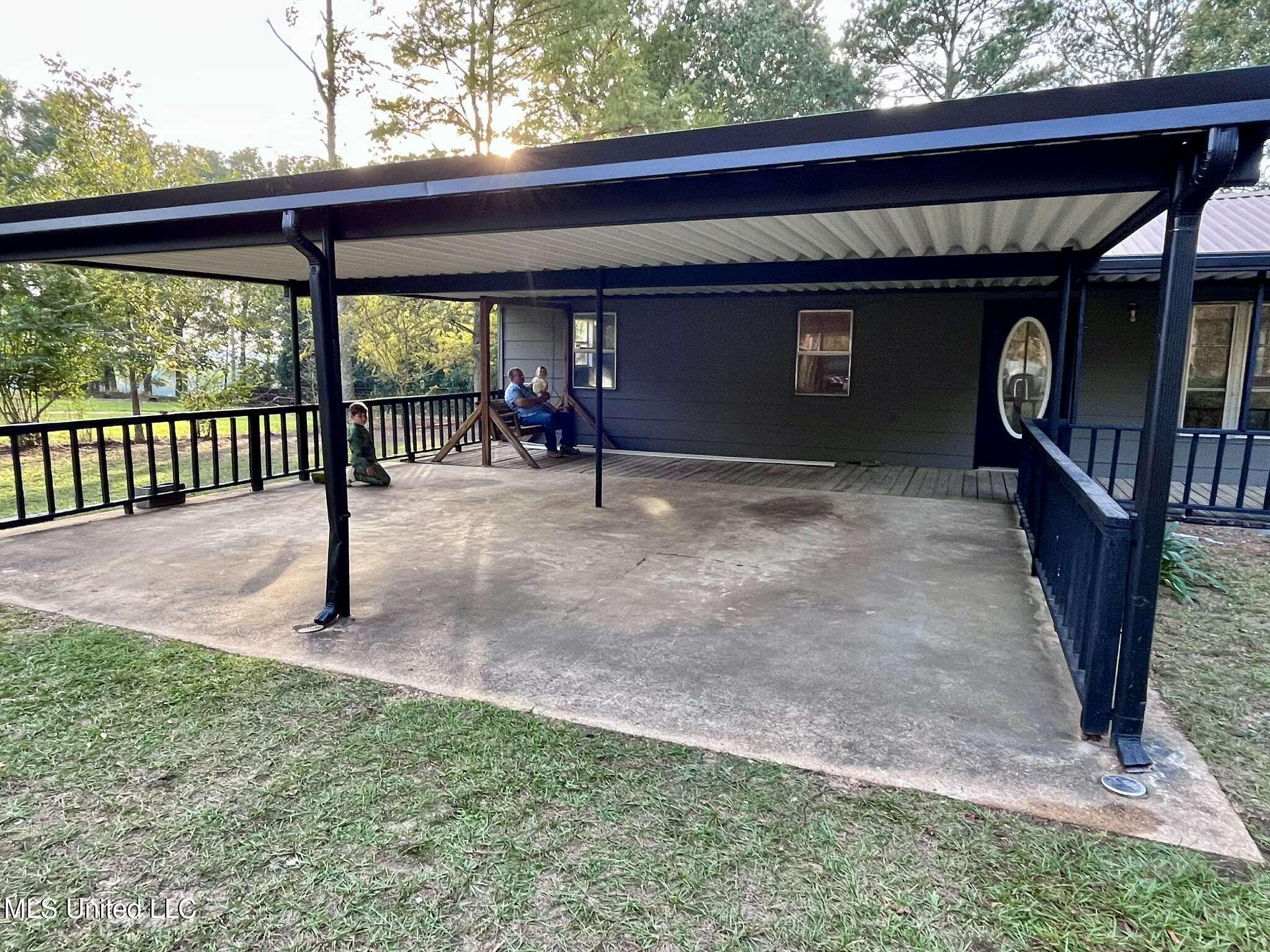 285 N Sullivan Road Property Photo 4