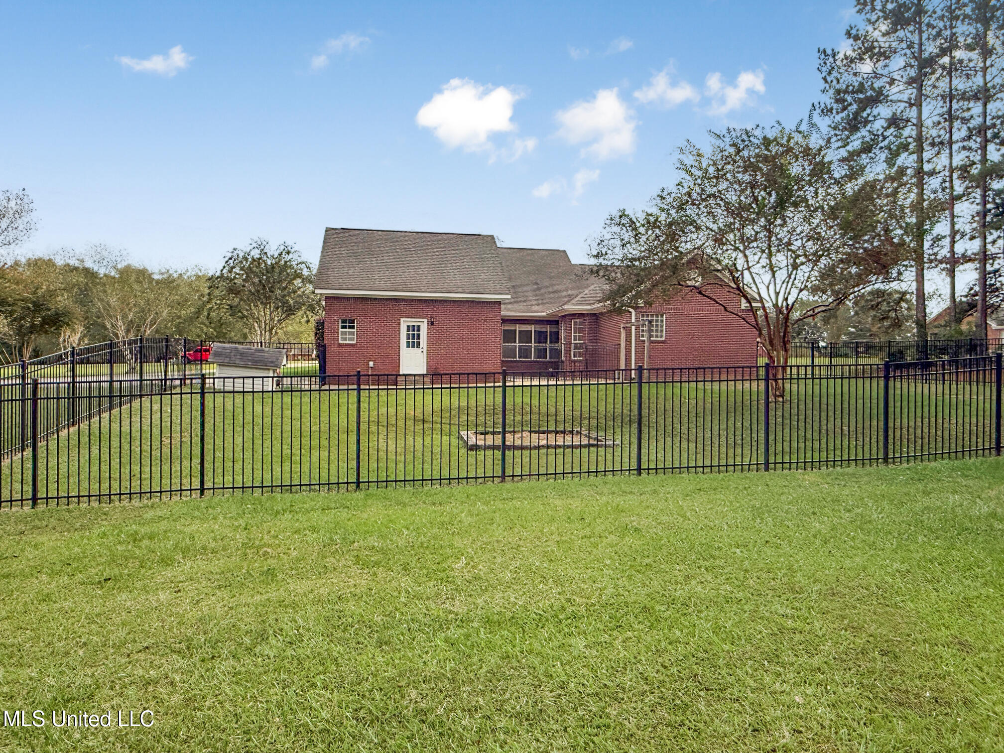 1122 Lakeview Drive Property Photo 3