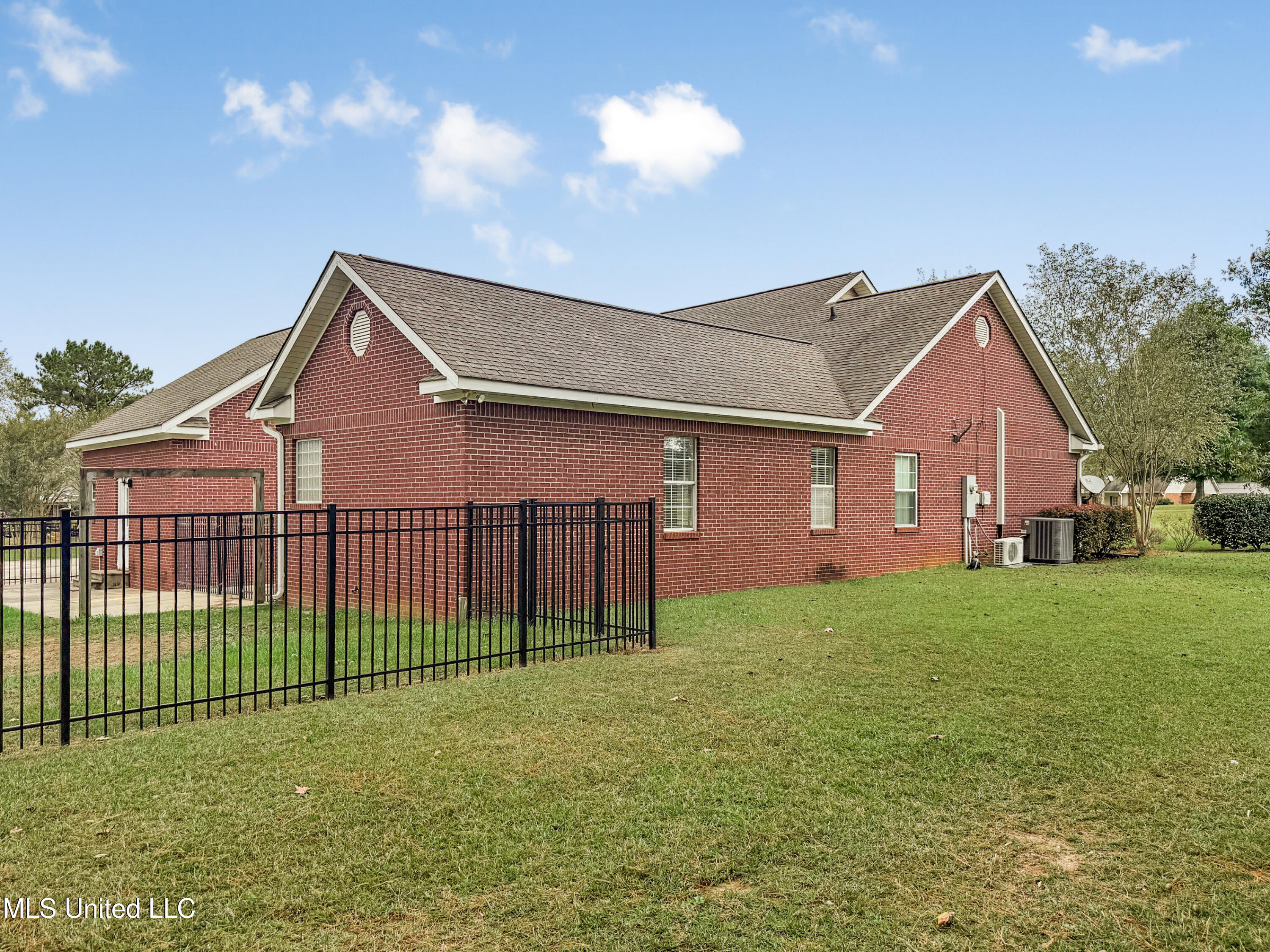 1122 Lakeview Drive Property Photo 4