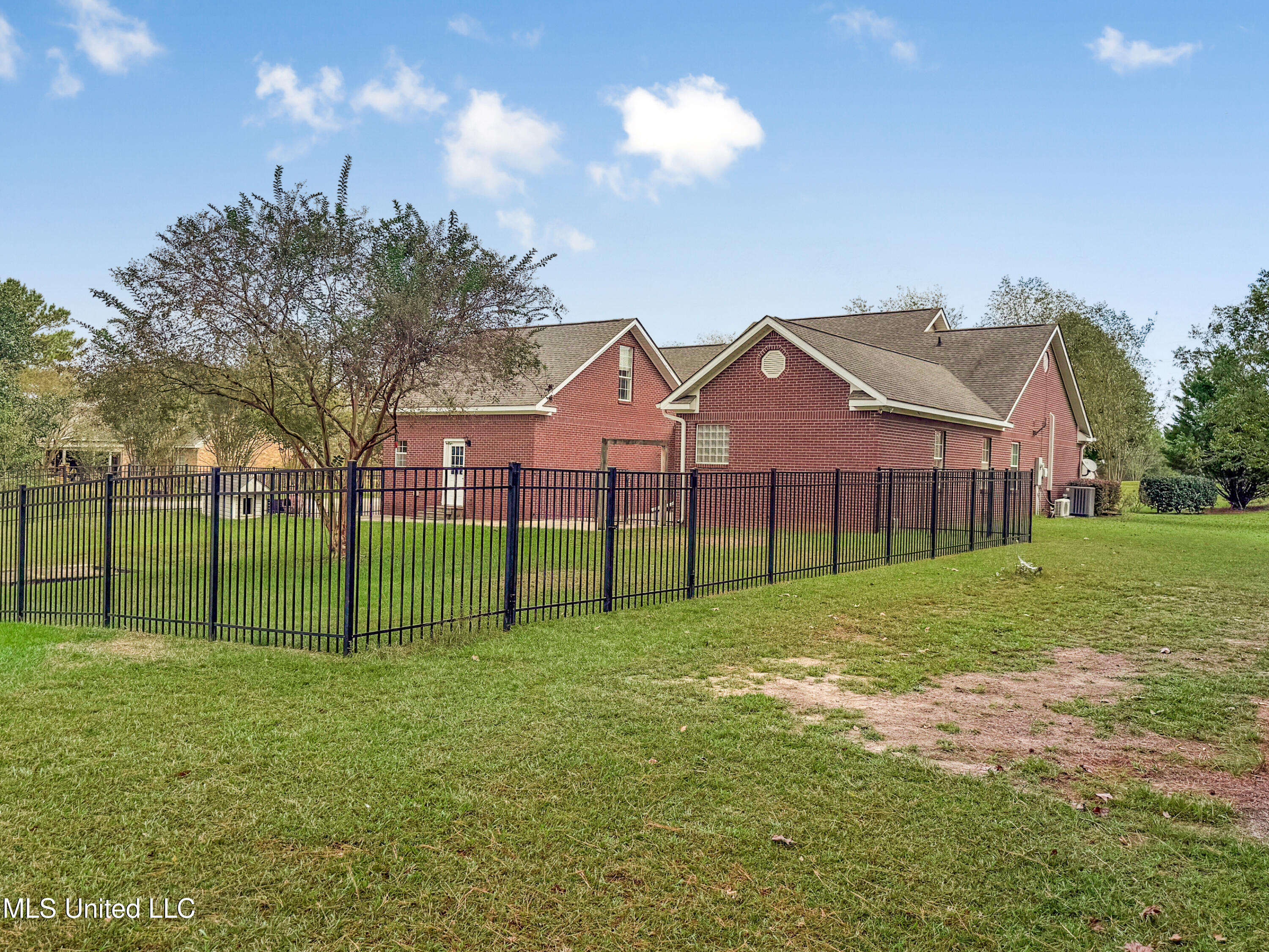 1122 Lakeview Drive Property Photo 5