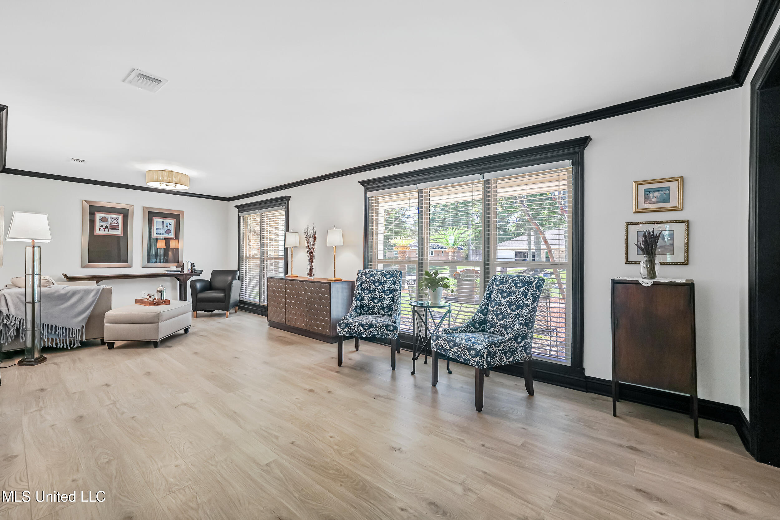 2604 Evergreen Lane Property Photo 4