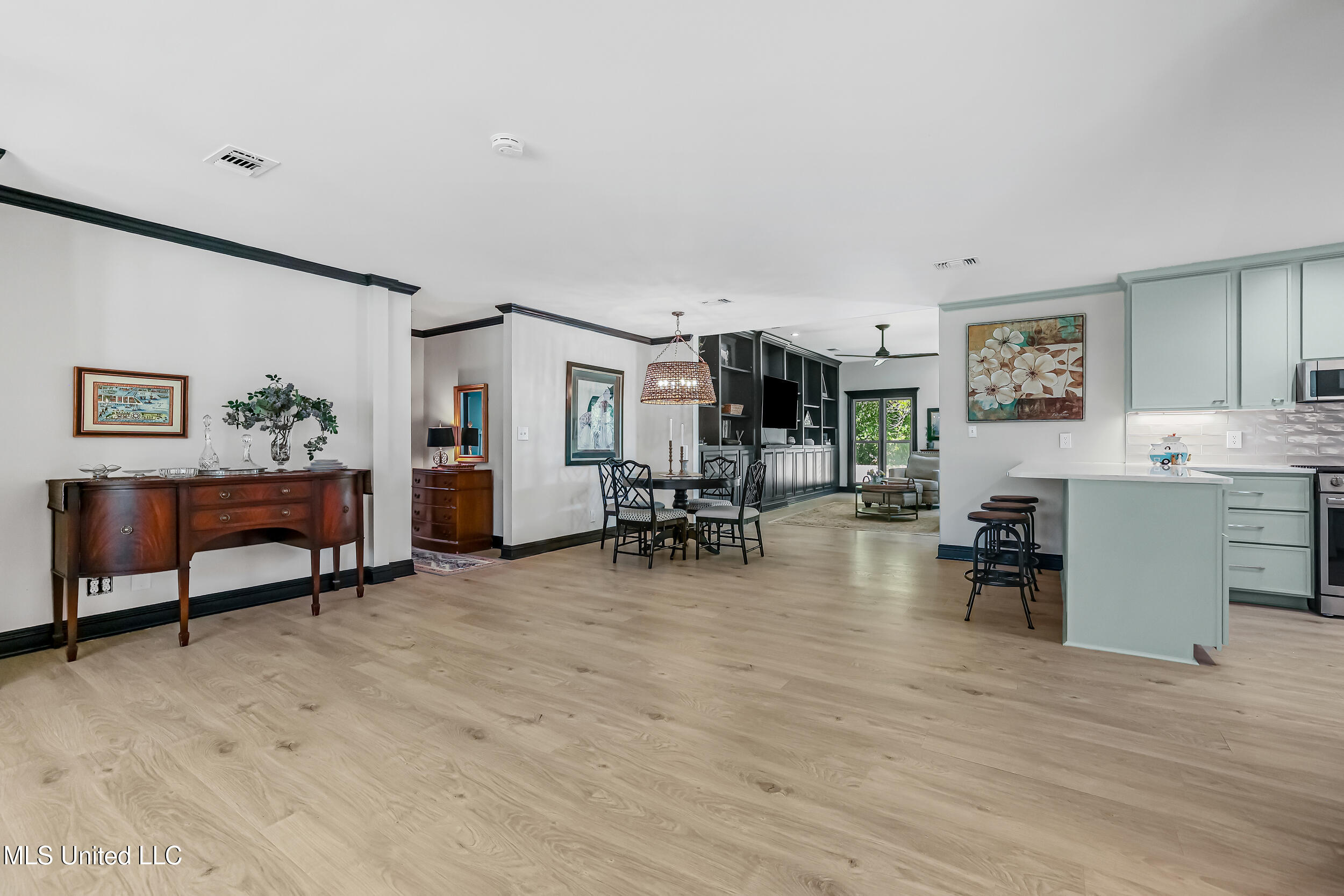 2604 Evergreen Lane Property Photo 6