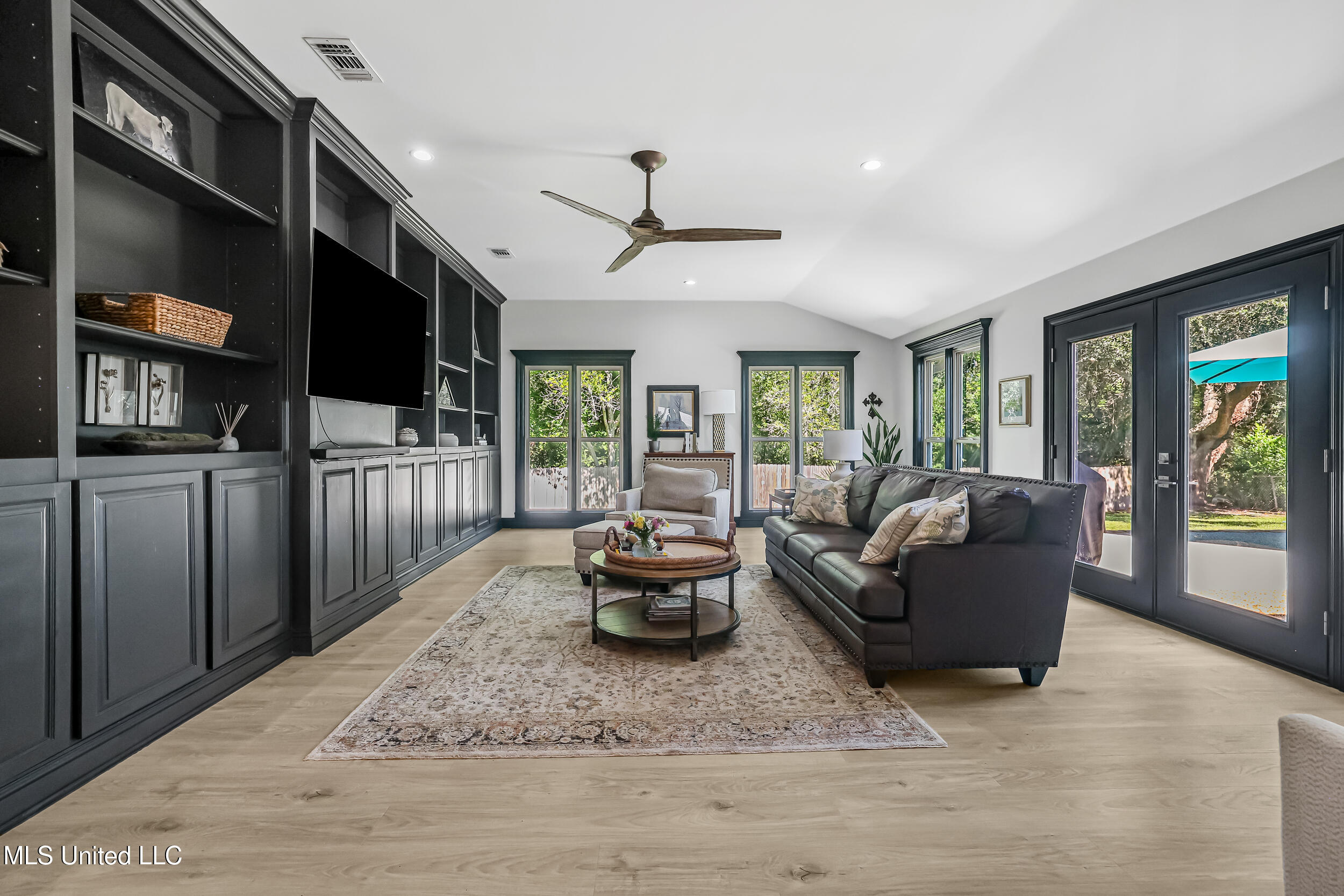 2604 Evergreen Lane Property Photo 8