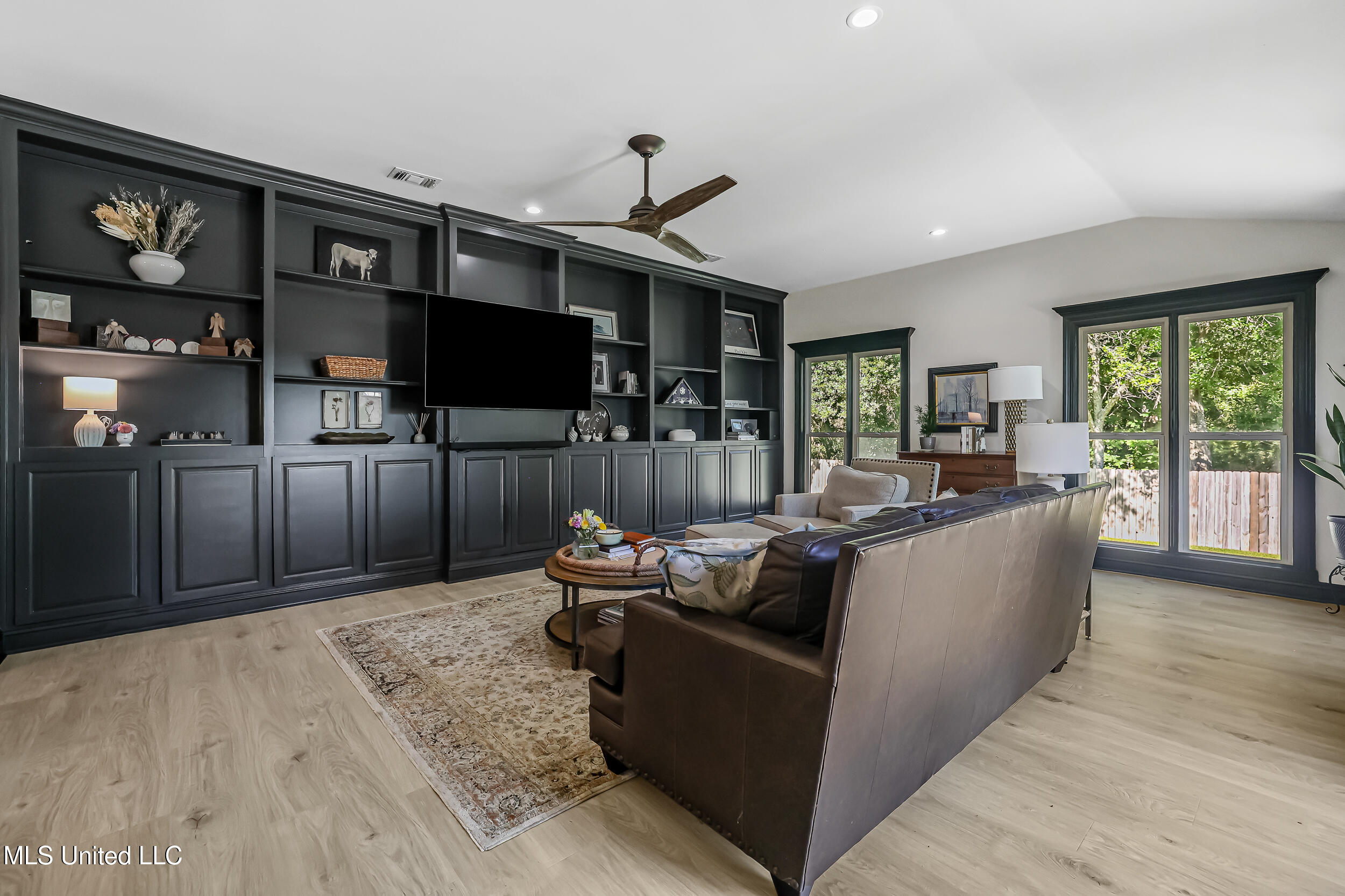 2604 Evergreen Lane Property Photo 9