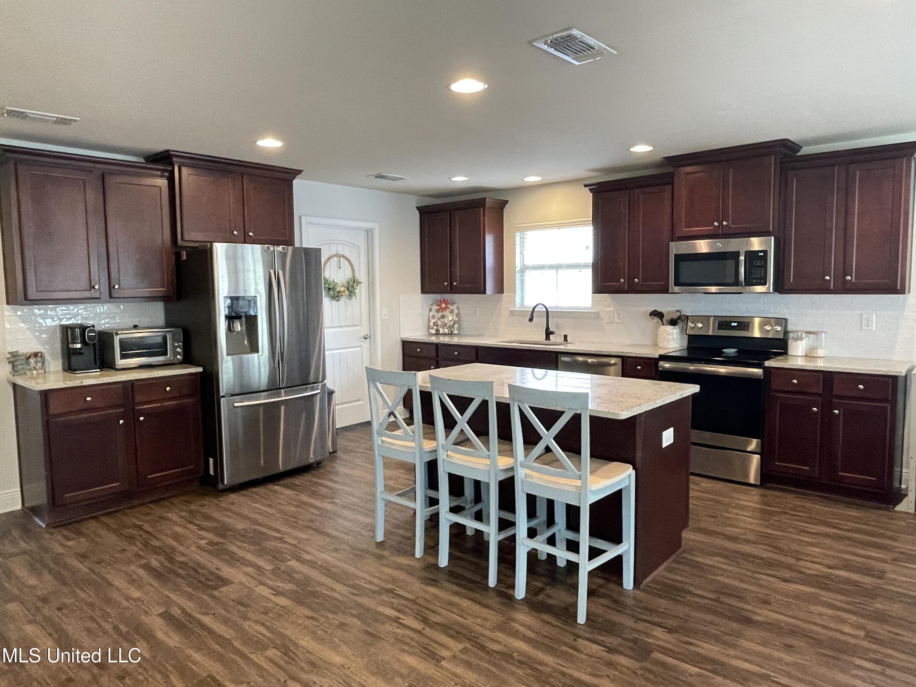 6269 Roxanne Way Property Photo 3