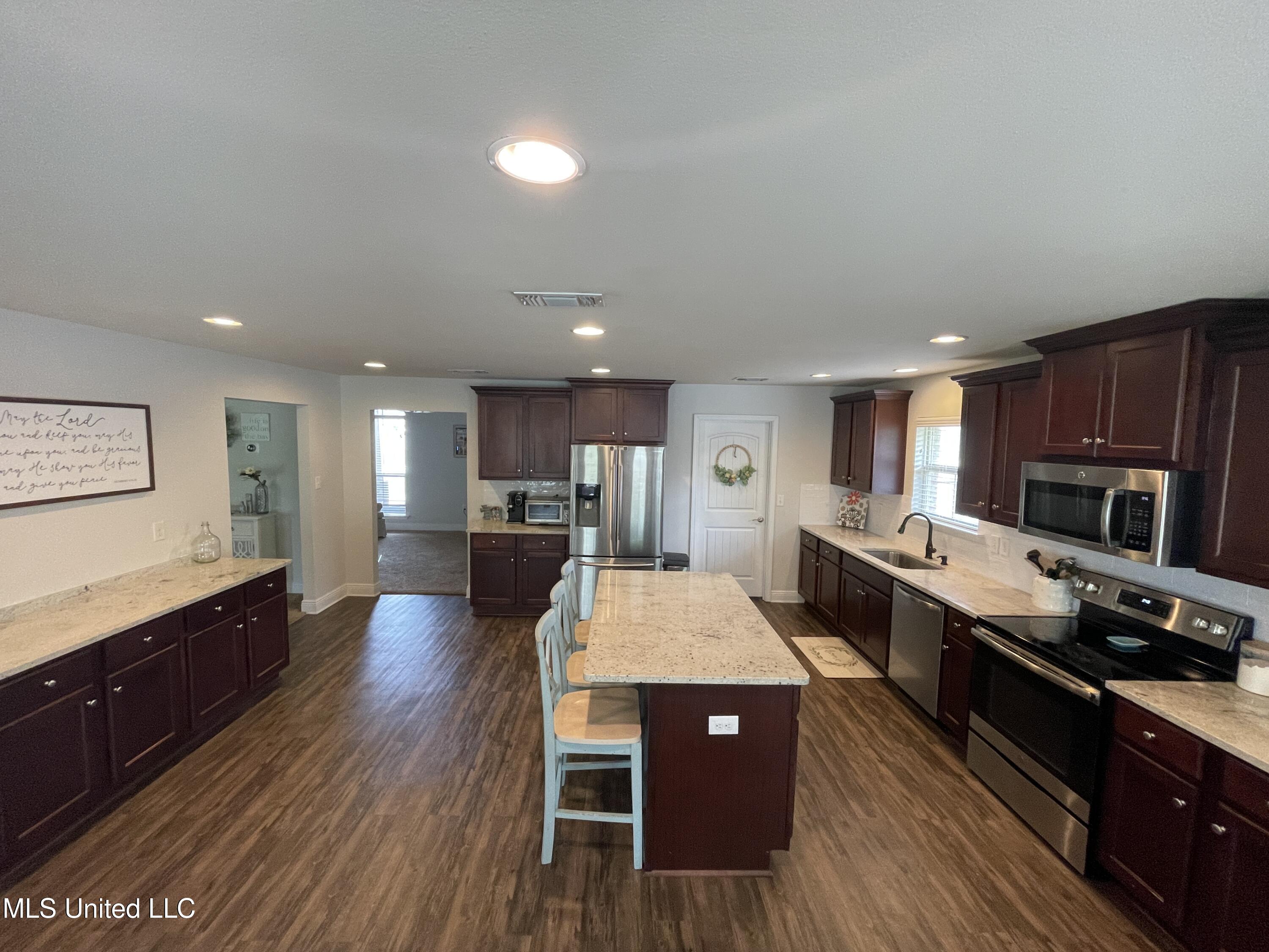 6269 Roxanne Way Property Photo 4