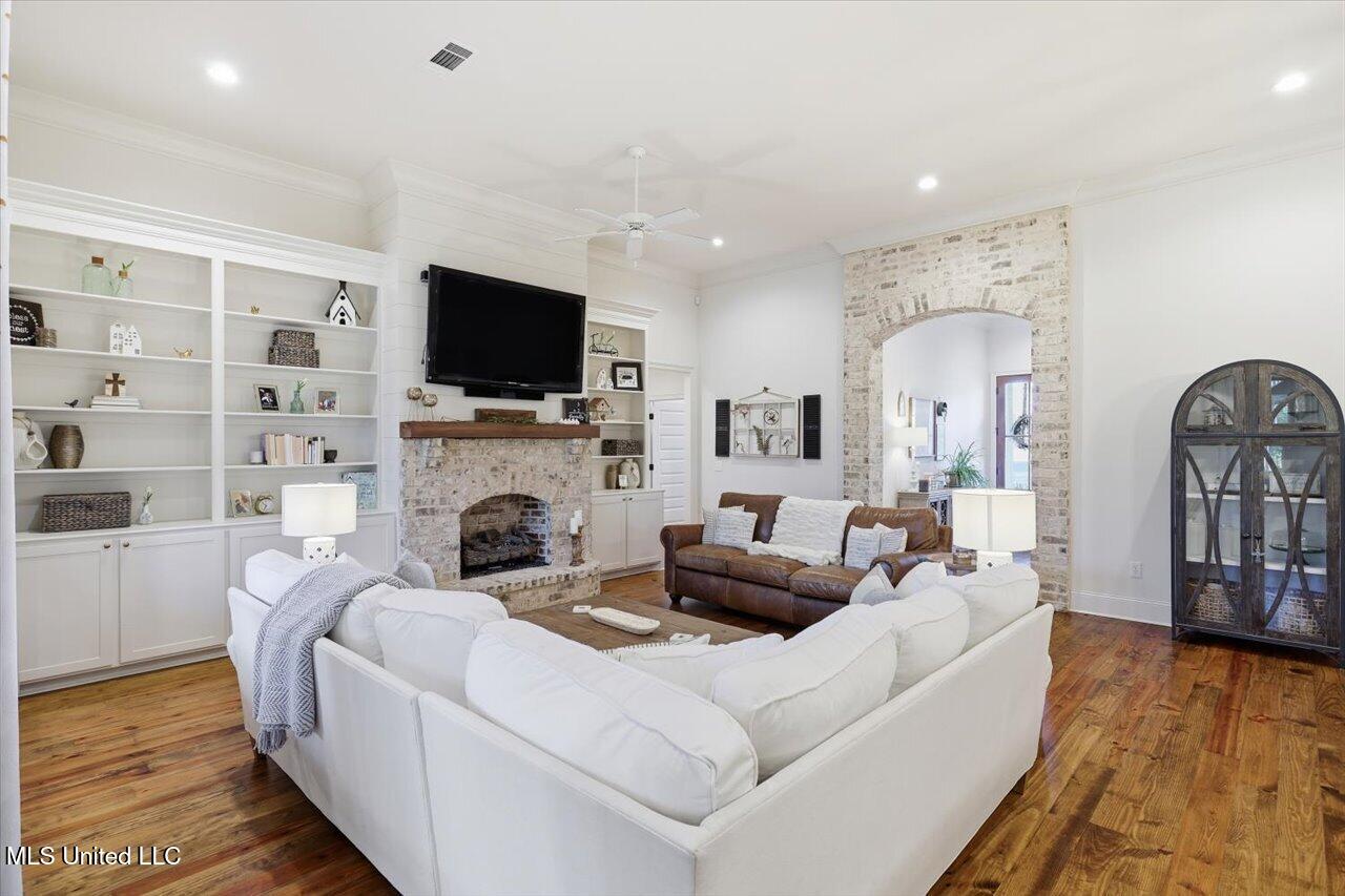 202 Lost Oak Lane Property Photo 11