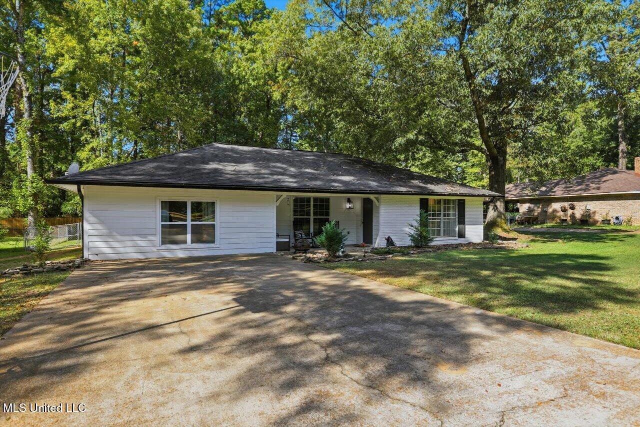 123 Woodgate Drive Property Photo 3