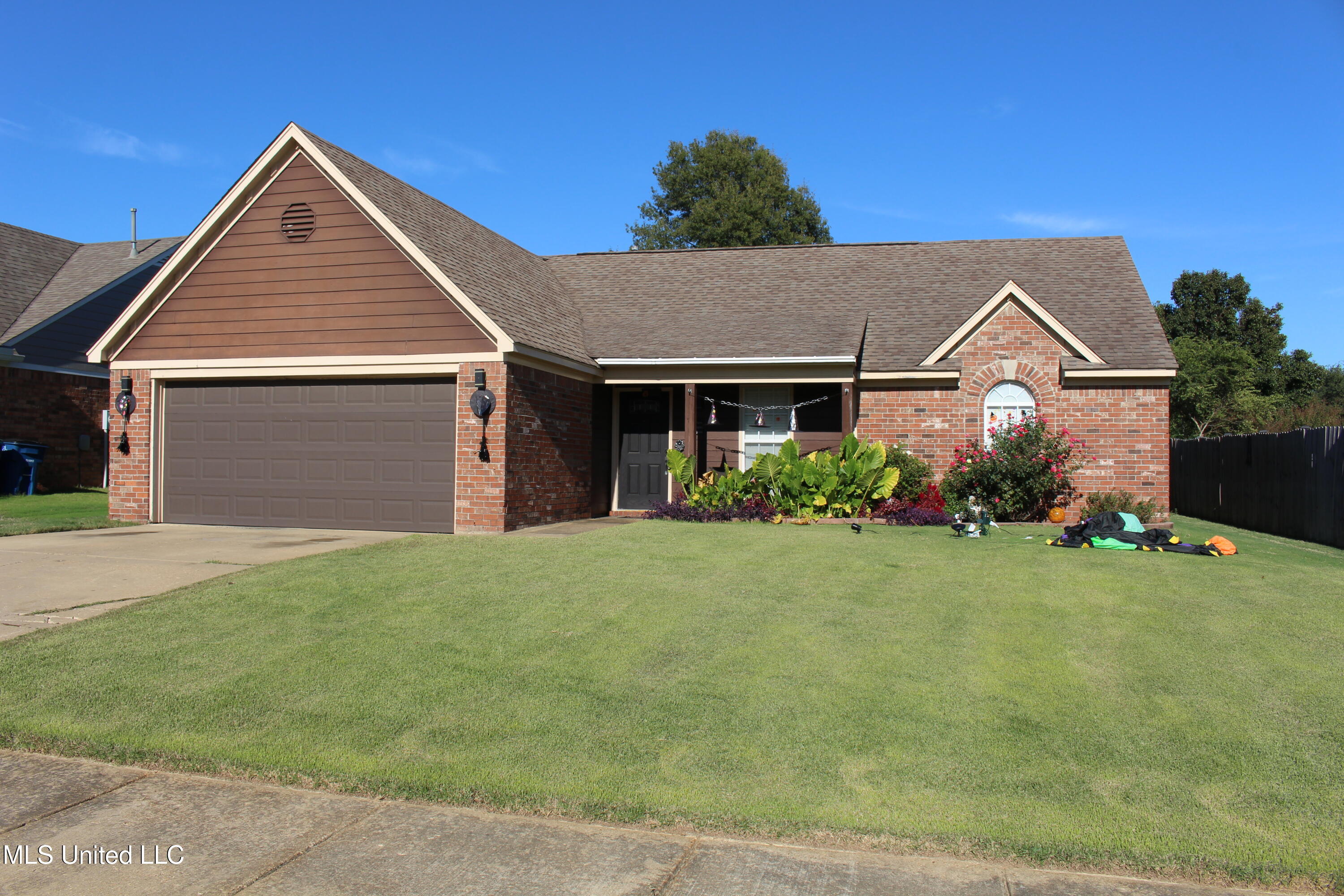 6266 Oak Circle Property Photo 1