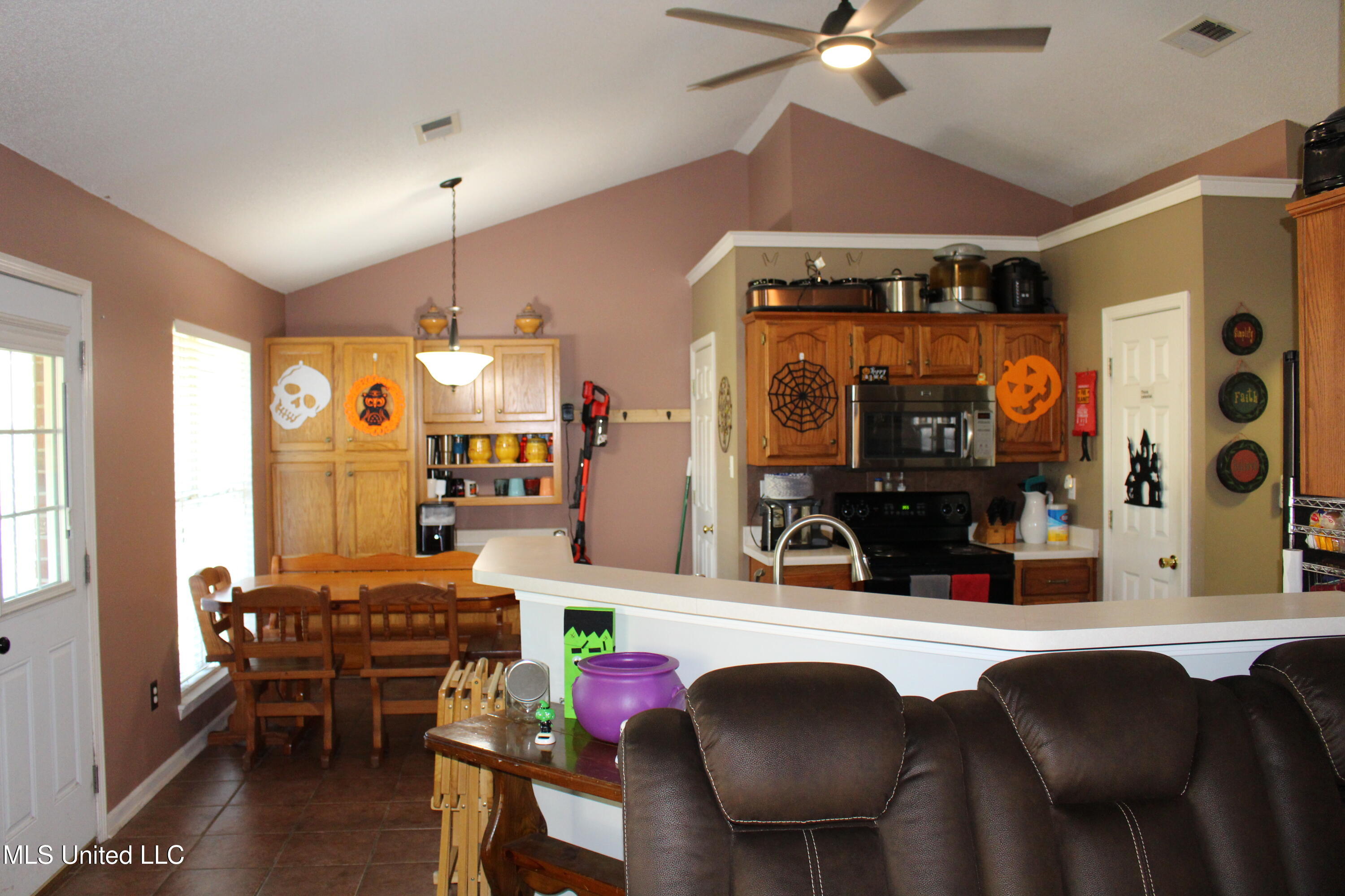 6266 Oak Circle Property Photo 5