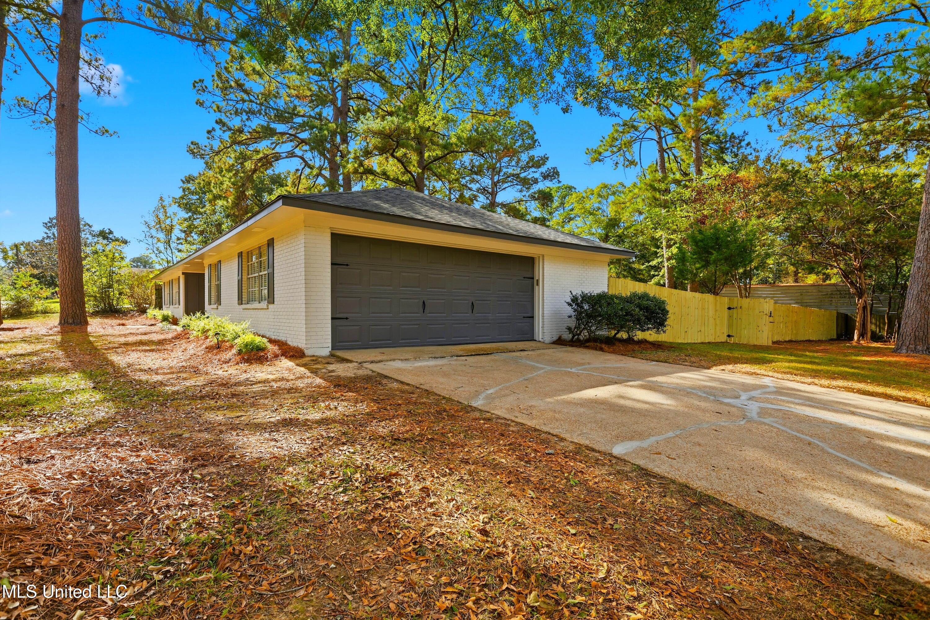 33 Pebble Hill Drive Property Photo 3