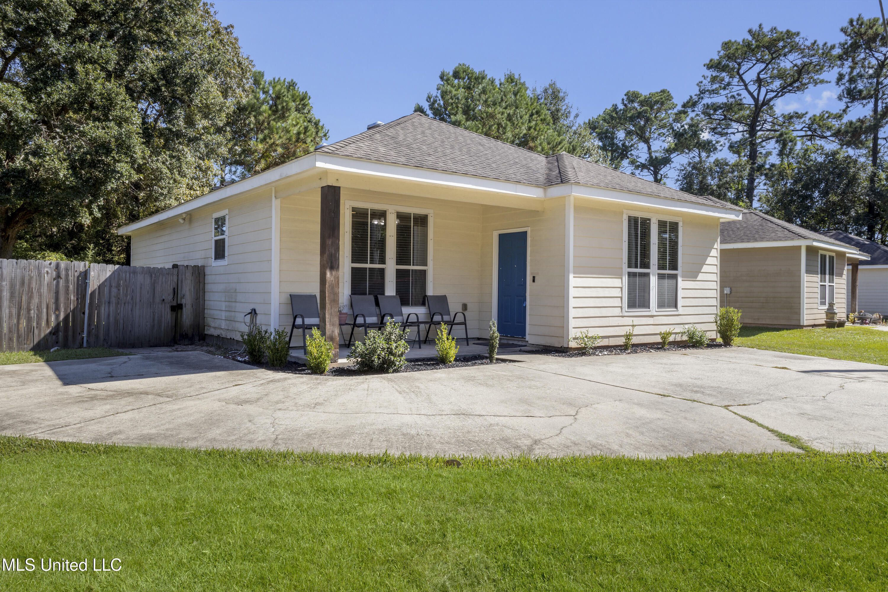 10350 Goodman Road Property Photo 2