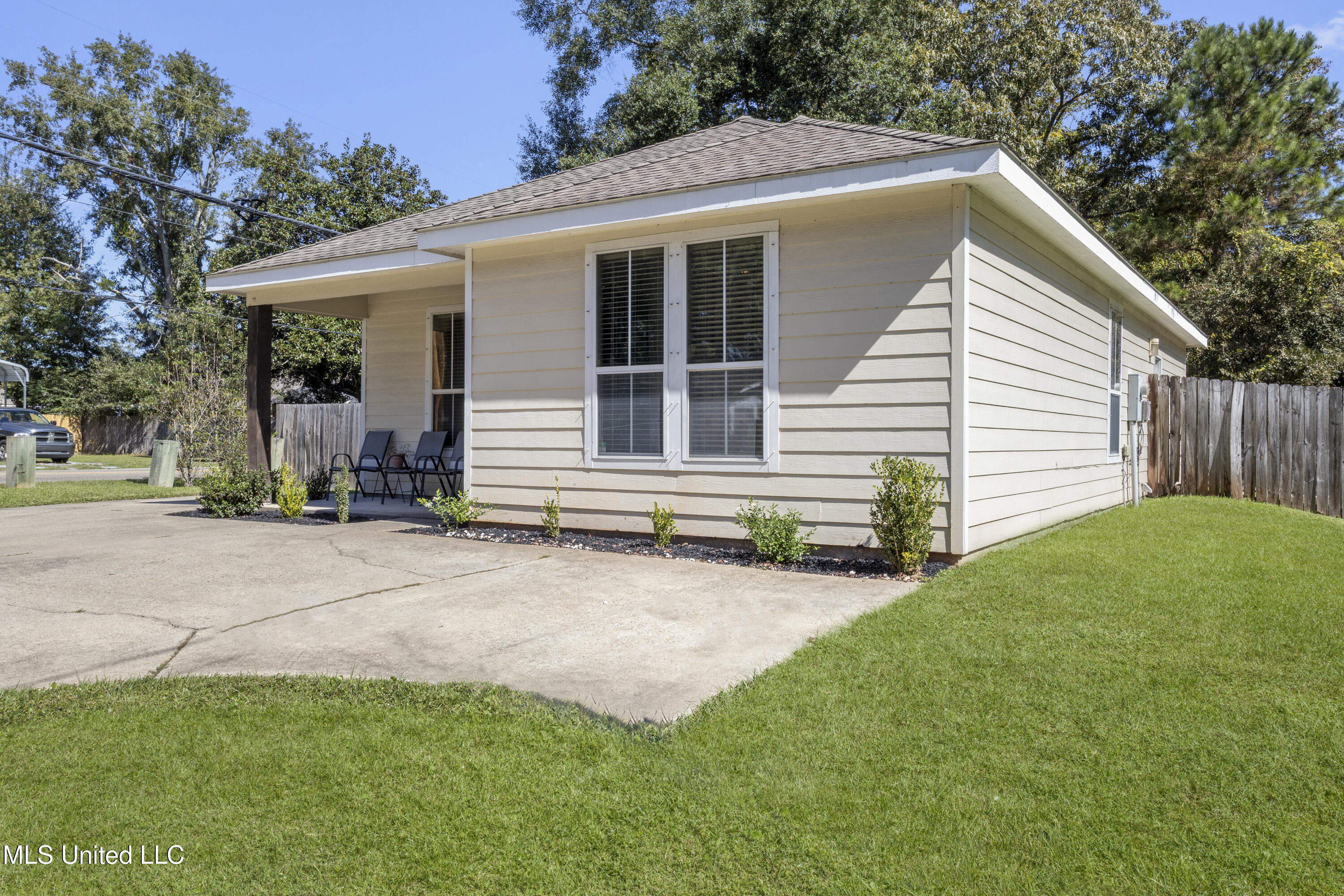 10350 Goodman Road Property Photo 3