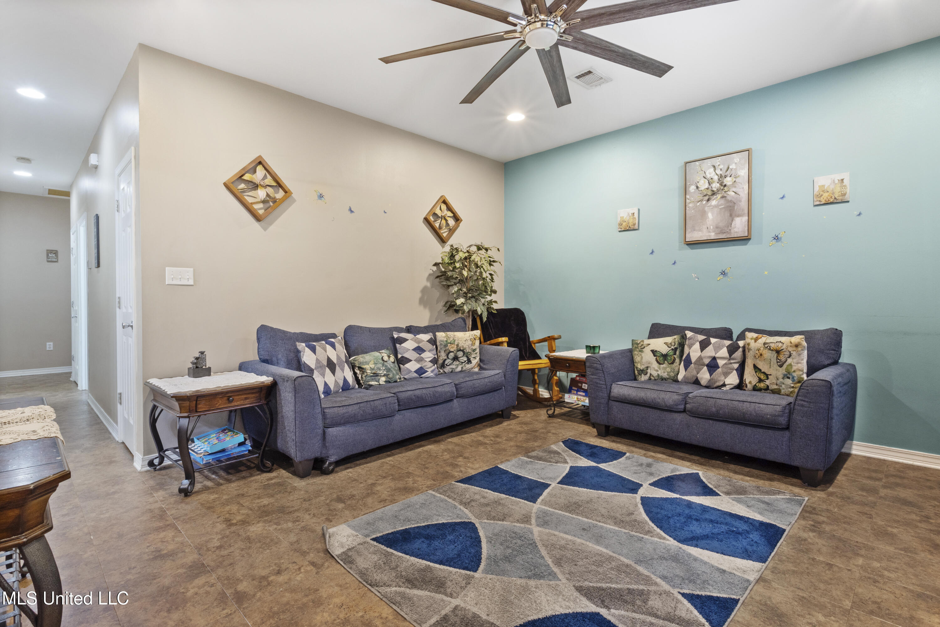 10350 Goodman Road Property Photo 6