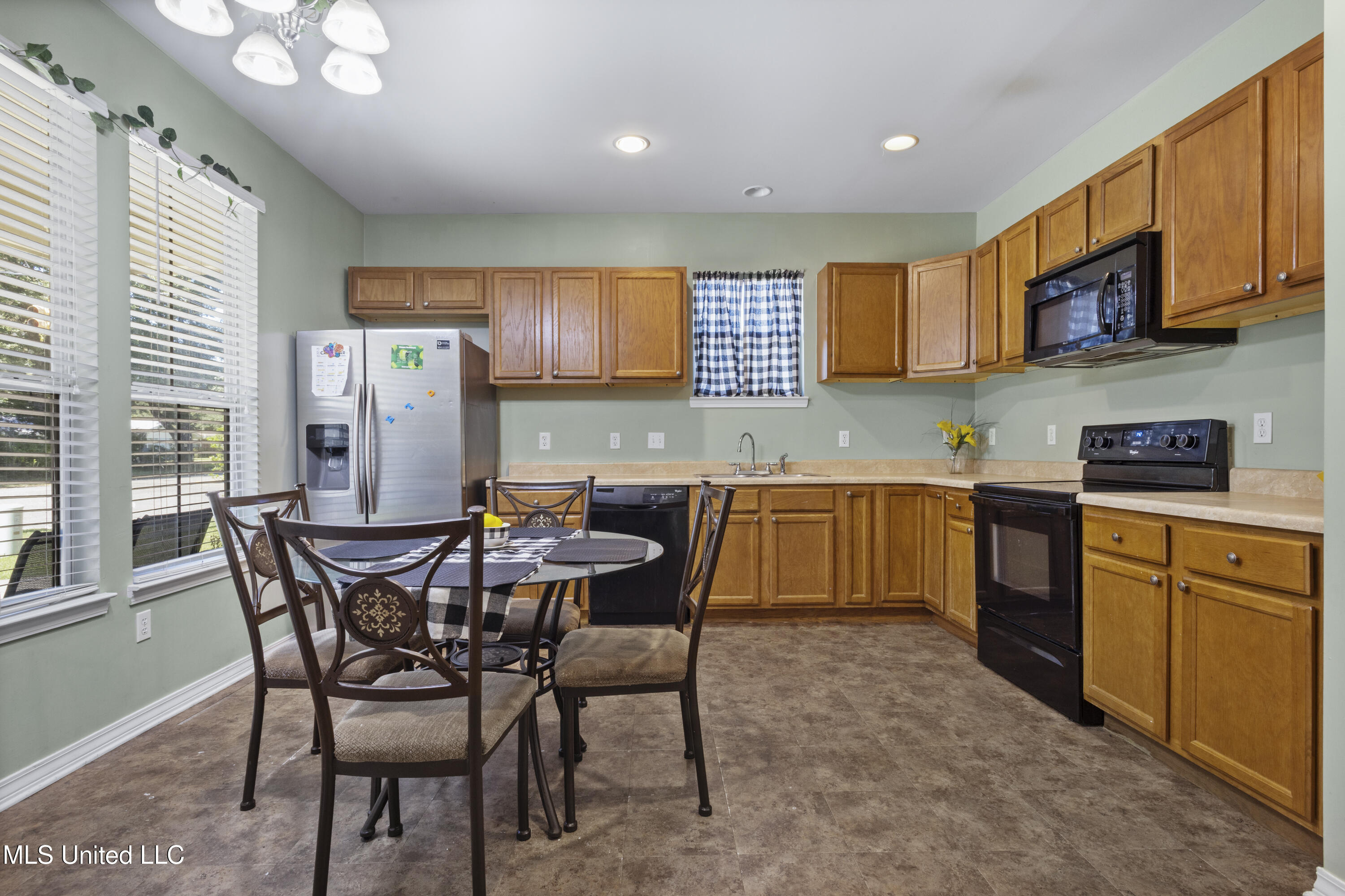 10350 Goodman Road Property Photo 8