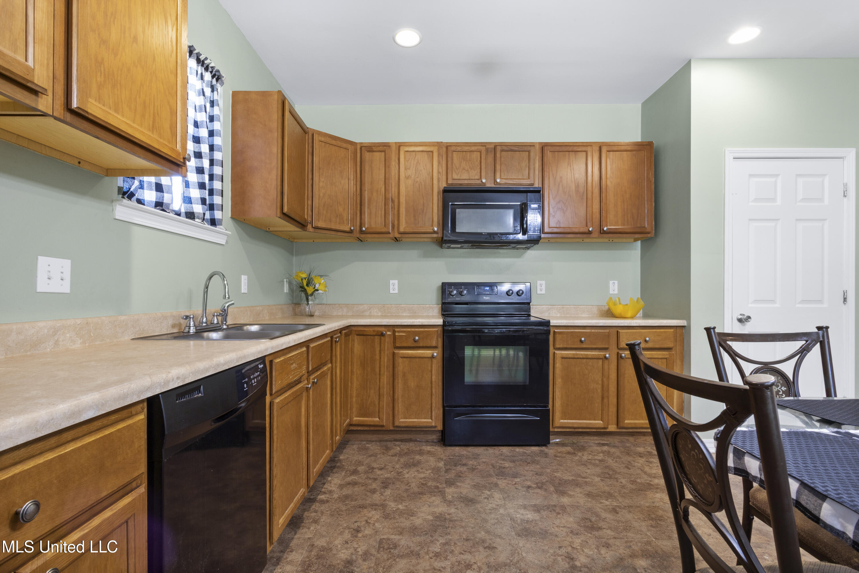 10350 Goodman Road Property Photo 9