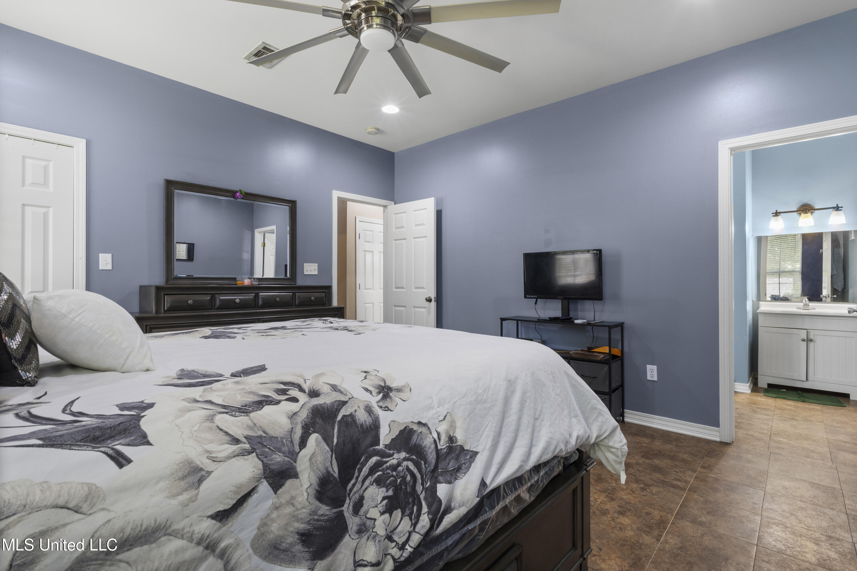 10350 Goodman Road Property Photo 14