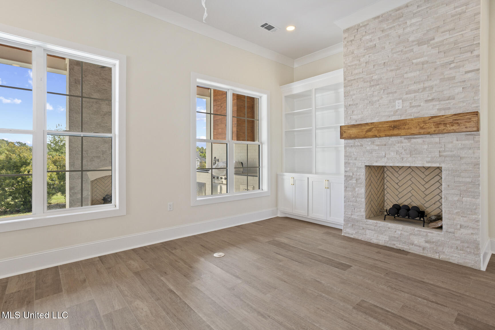 102 Venice Circle Property Photo 8