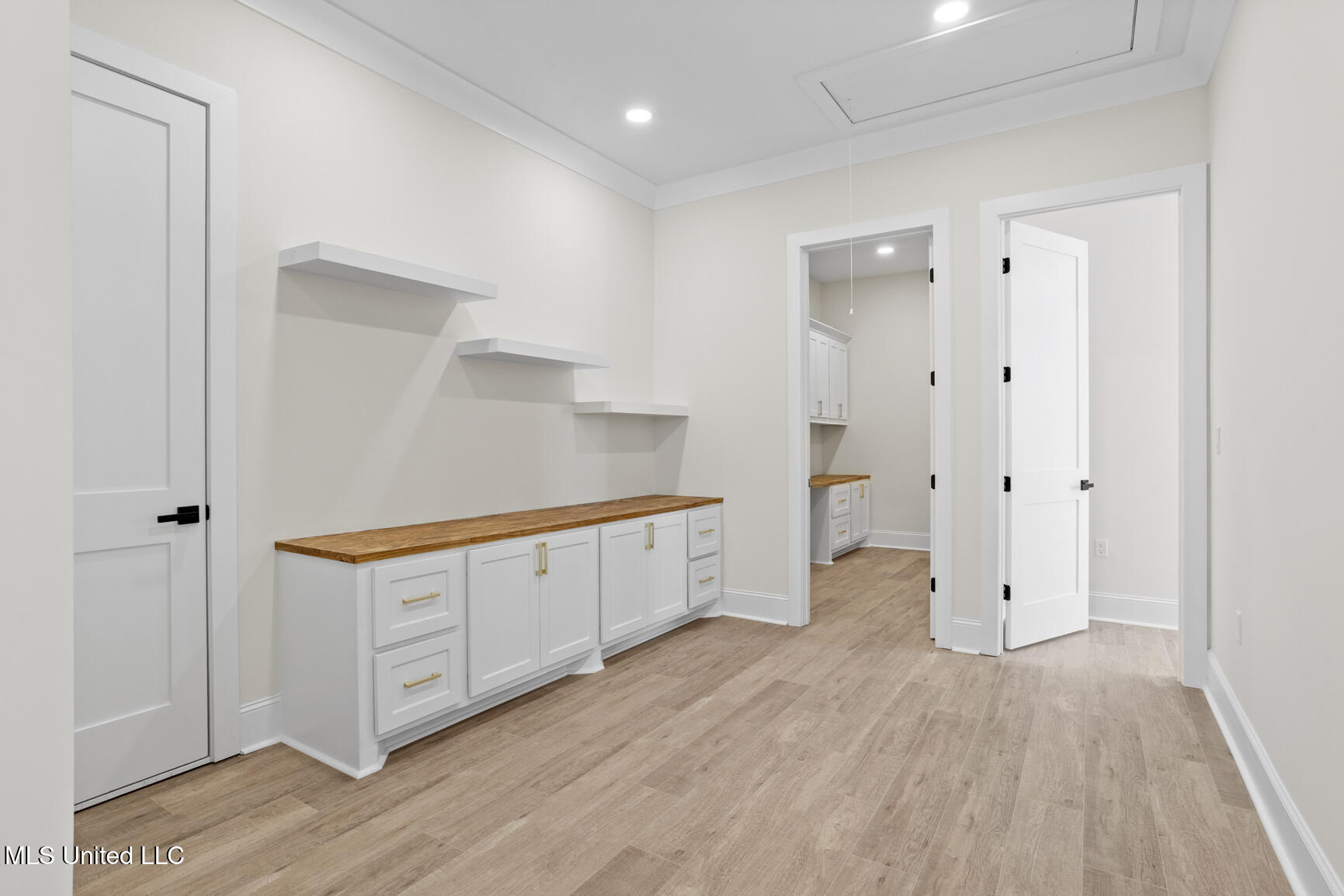 102 Venice Circle Property Photo 32