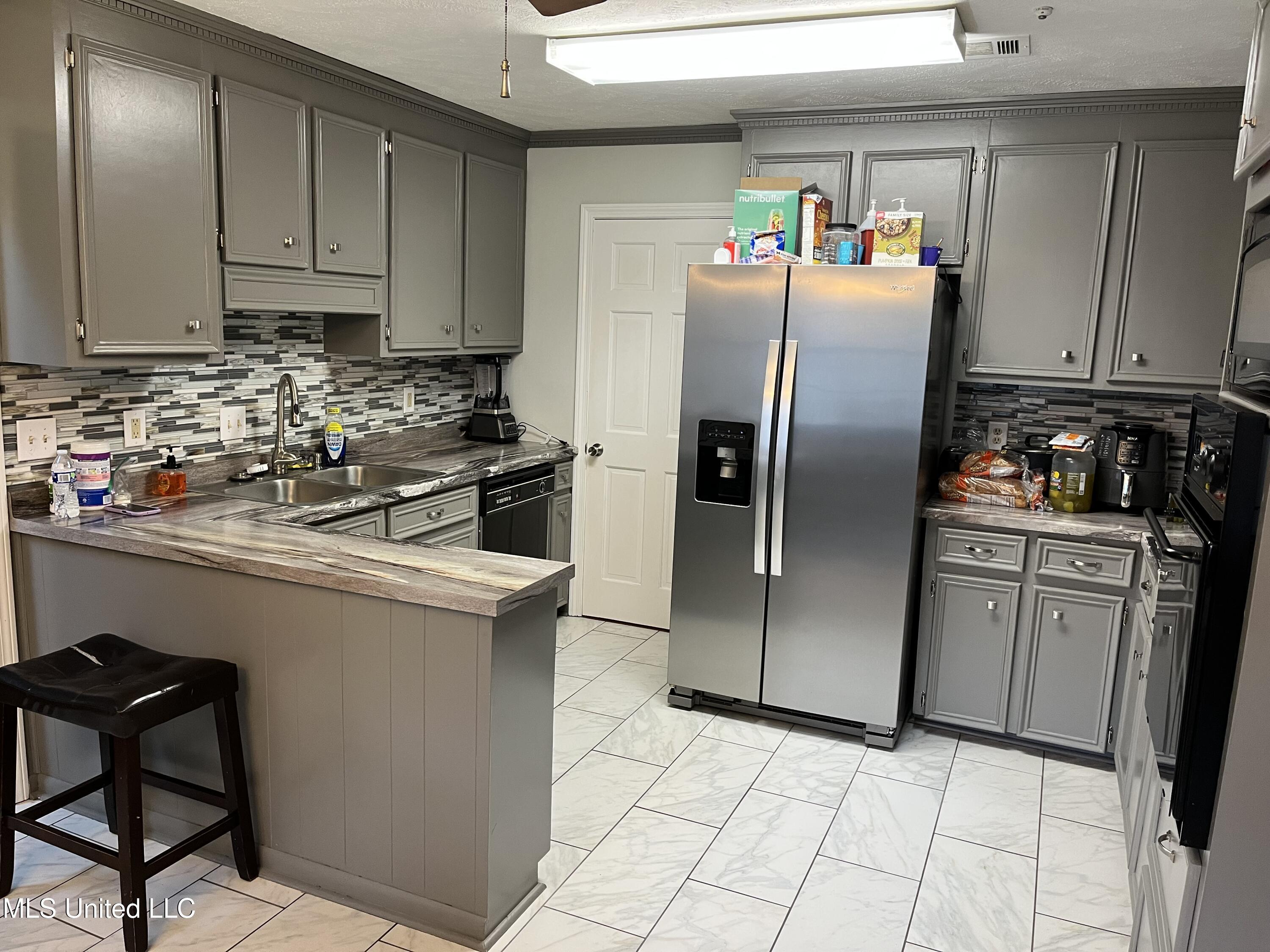 810 Colonial Circle Property Photo 3