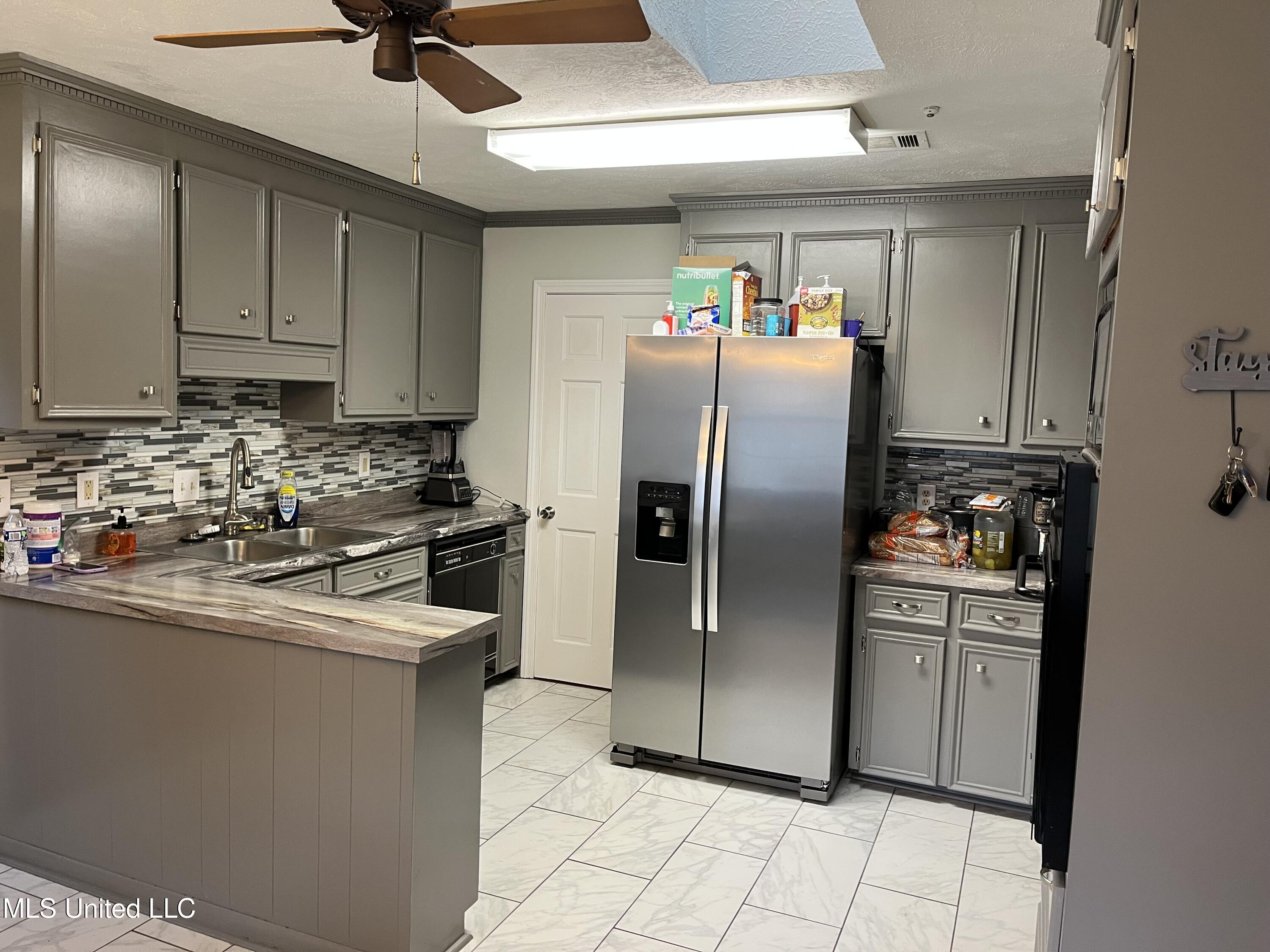 810 Colonial Circle Property Photo 5